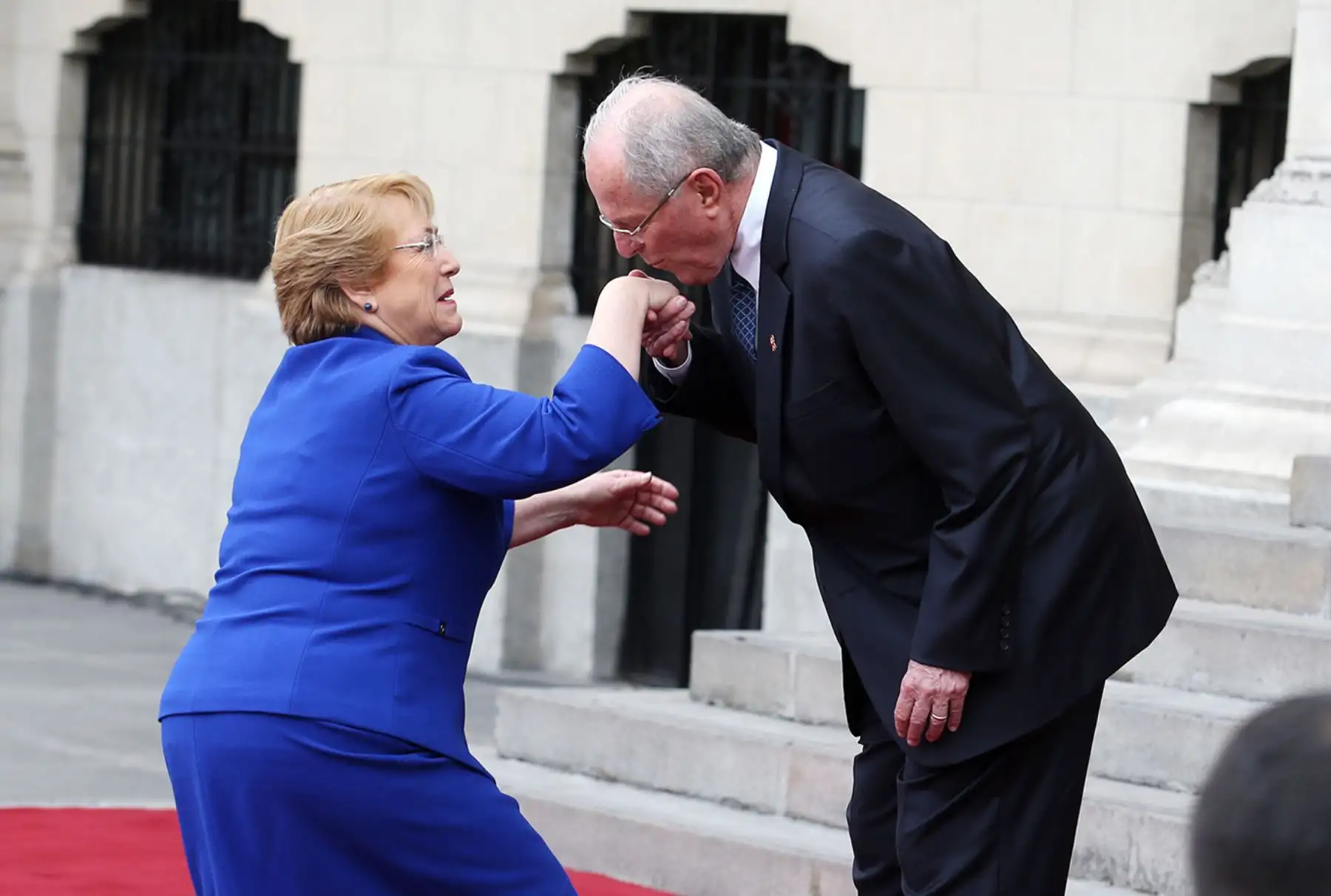 LIMA PERÚ, JULIO 07. Presidenta de Chile, Michelle Bachelet es recibida por el Presidente Pedro Pablo Kuczynski a su llegada a Palacio de Gobierno para la Reunión Binacional. Foto: ANDINA/Melina Mejía