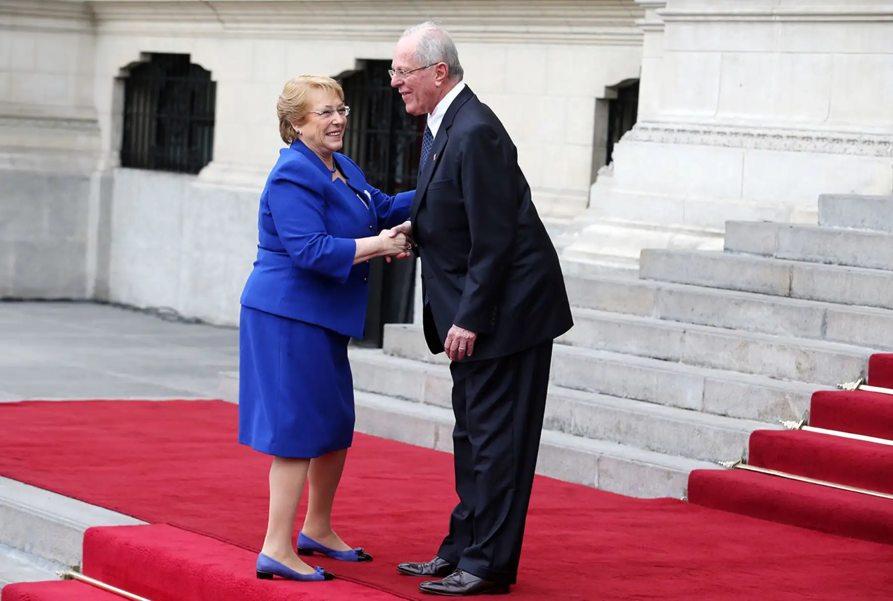 LIMA PERÚ, JULIO 07. Presidenta de Chile, Michelle Bachelet es recibida por el Presidente Pedro Pablo Kuczynski a su llegada a Palacio de Gobierno para la Reunión Binacional. Foto: ANDINA/Melina Mejía