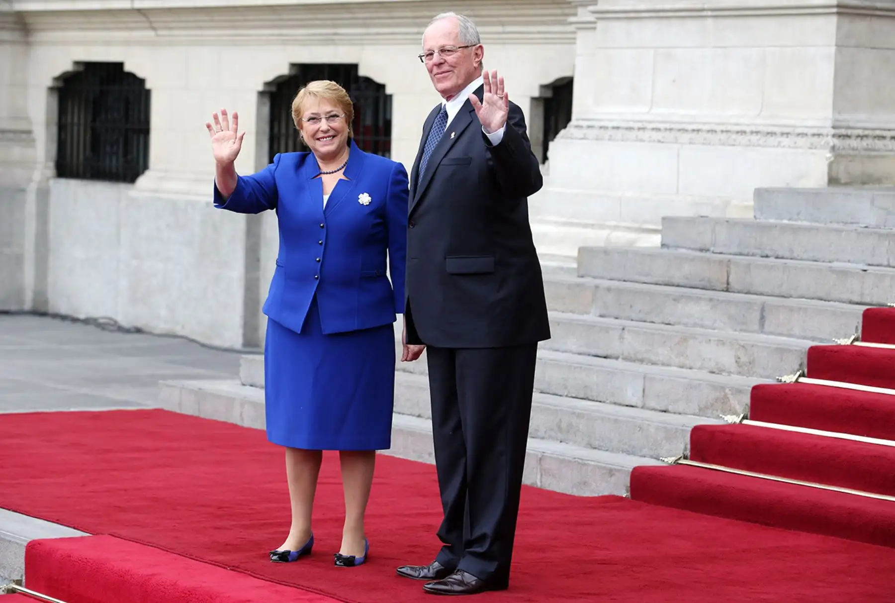 LIMA PERÚ, JULIO 07. Presidenta de Chile, Michelle Bachelet es recibida por el Presidente Pedro Pablo Kuczynski a su llegada a Palacio de Gobierno para la Reunión Binacional. Foto: ANDINA/Melina Mejía