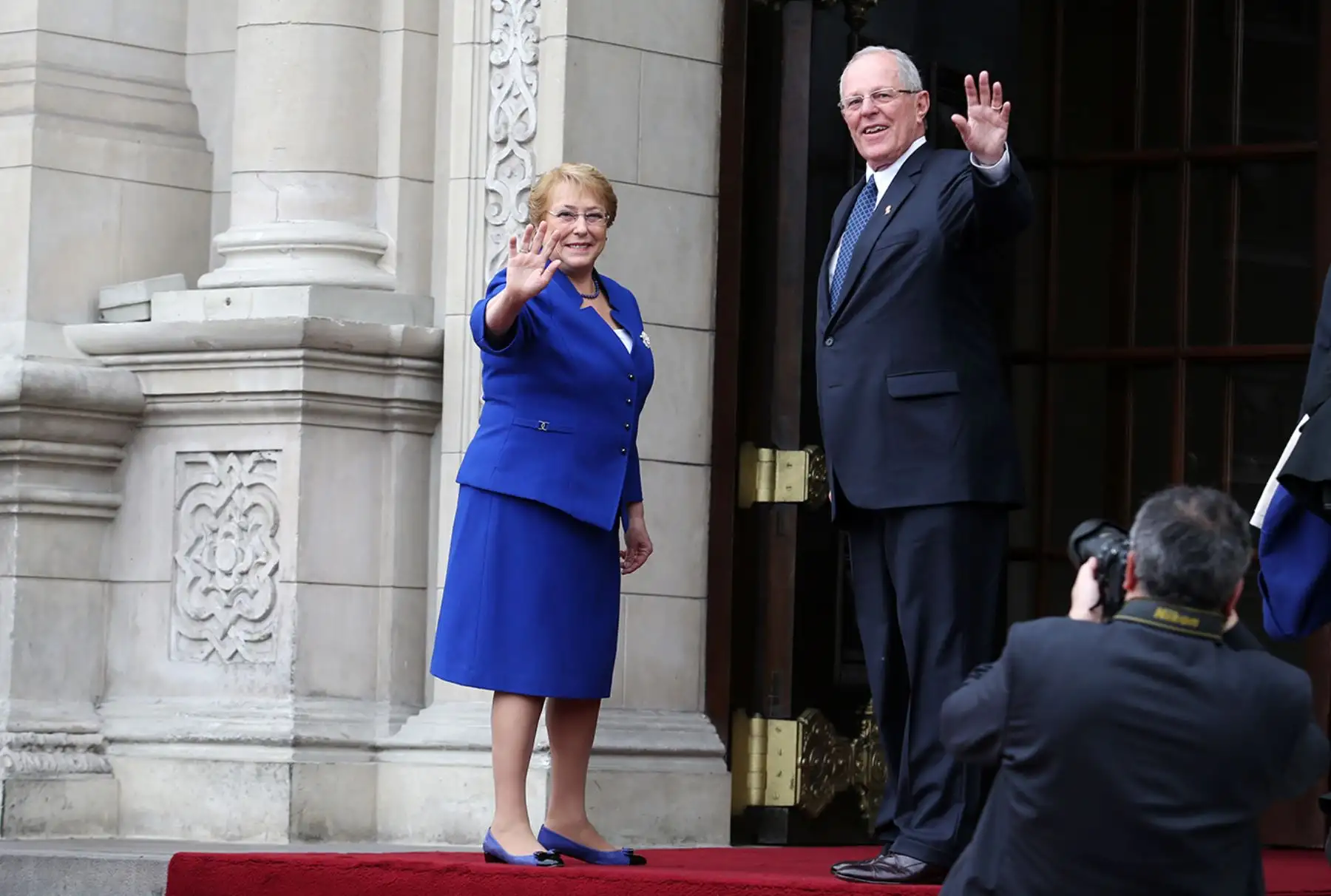 LIMA PERÚ, JULIO 07. Presidenta de Chile, Michelle Bachelet es recibida por el Presidente Pedro Pablo Kuczynski a su llegada a Palacio de Gobierno para la Reunión Binacional. Foto: ANDINA/Melina Mejía