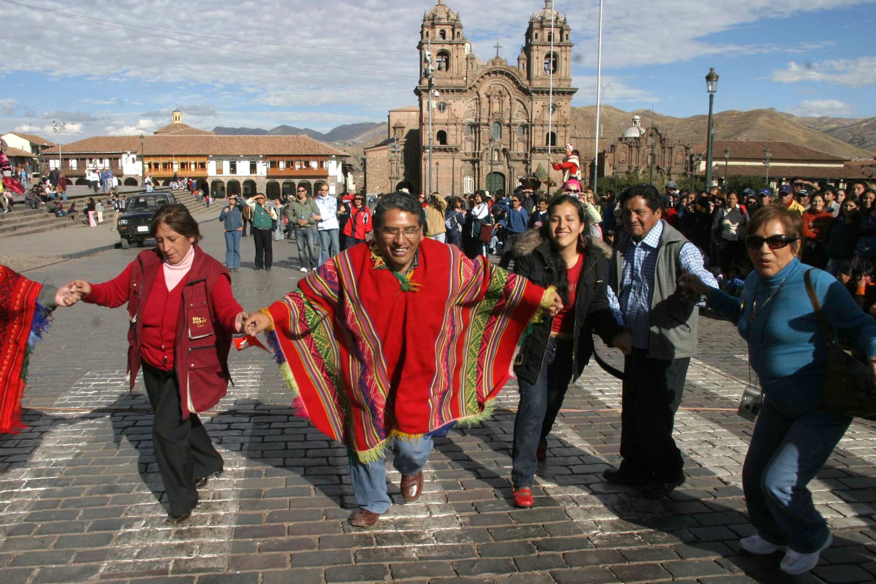Imágenes de la celebración en Cusco luego de conocer la declaratoria de Machu Picchu. como una de las Nuevas 7 Maravillas del Mundo. Foto: EFE