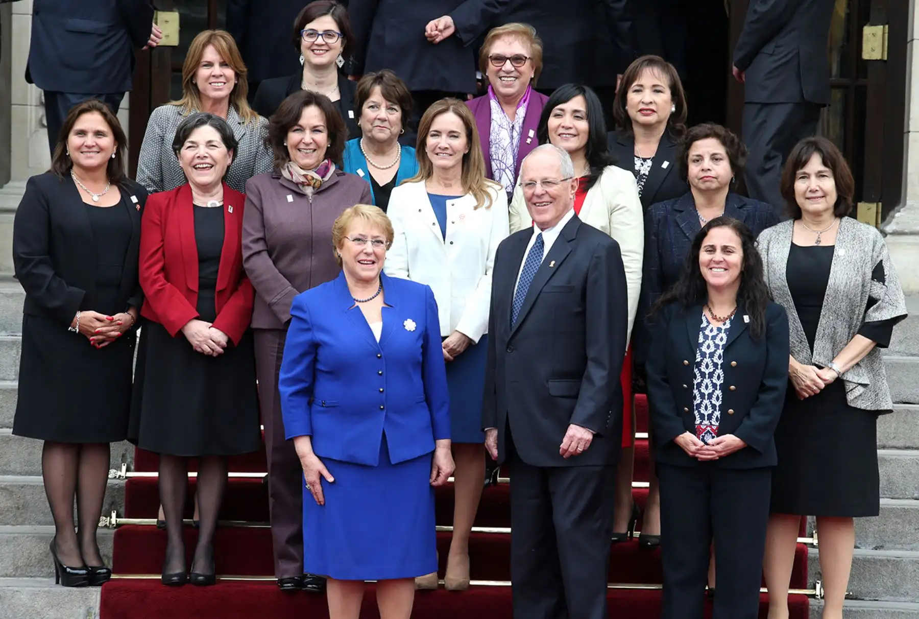 LIMA PERÚ, JULIO 07. Los Presidentes Kuczynski y Bachelet en un retrato con las representantes femeninas de ambos gabinetes durante el I Gabinete Binacional Ministerial Perú-Chile Foto: ANDINA/Melina Mejía