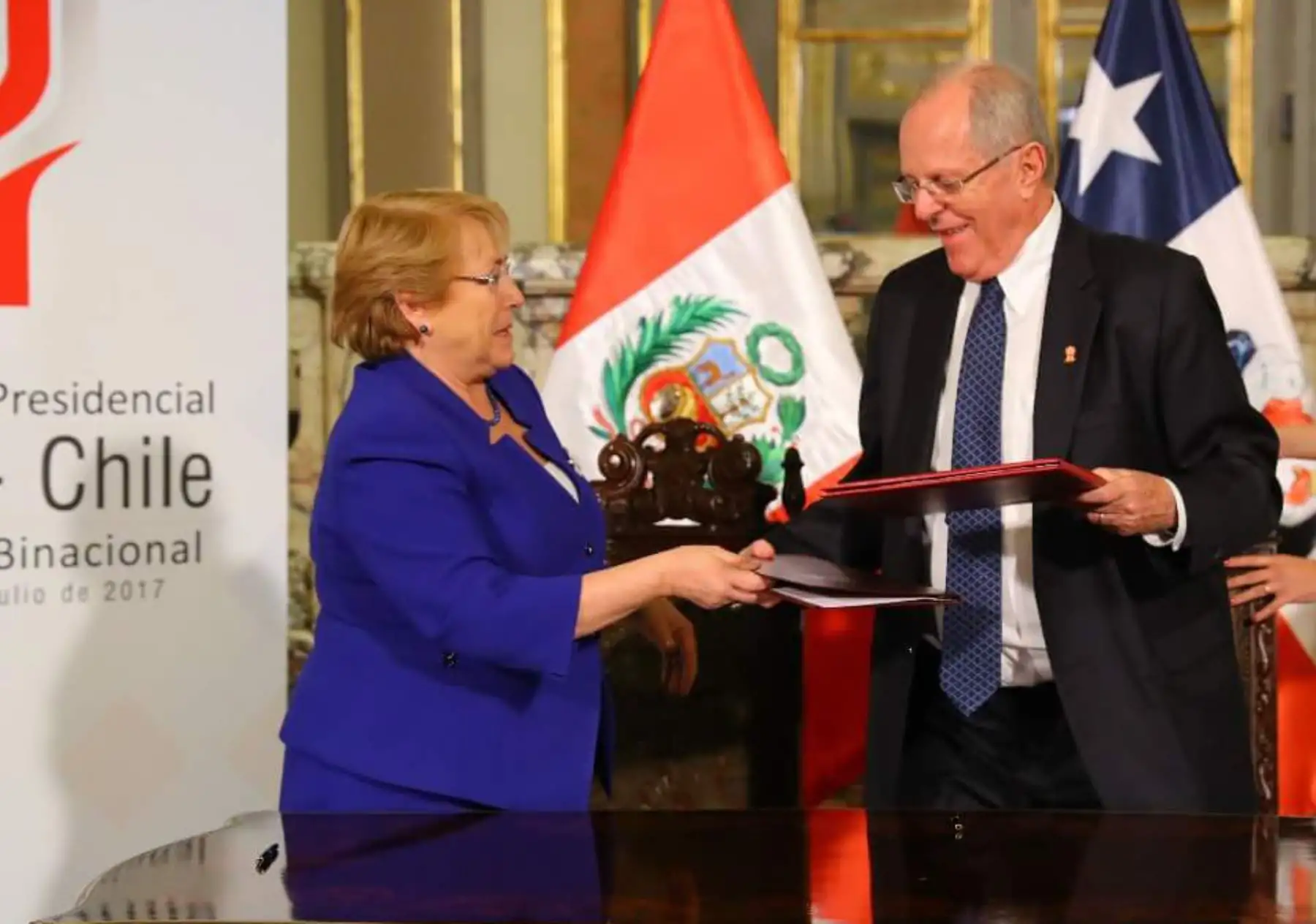 LIMA,PERÚ-JULIO 07. Presidente Pedro Pablo Kuczynski; y su homóloga de Chile, Michelle Bachelet, firmaron la Declaración de Lima y el Plan de Acción tras el I Gabinete Binacional Ministerial Perú-Chile, realizado hoy en Lima. Foto: ANDINA/ Prensa Presidencia