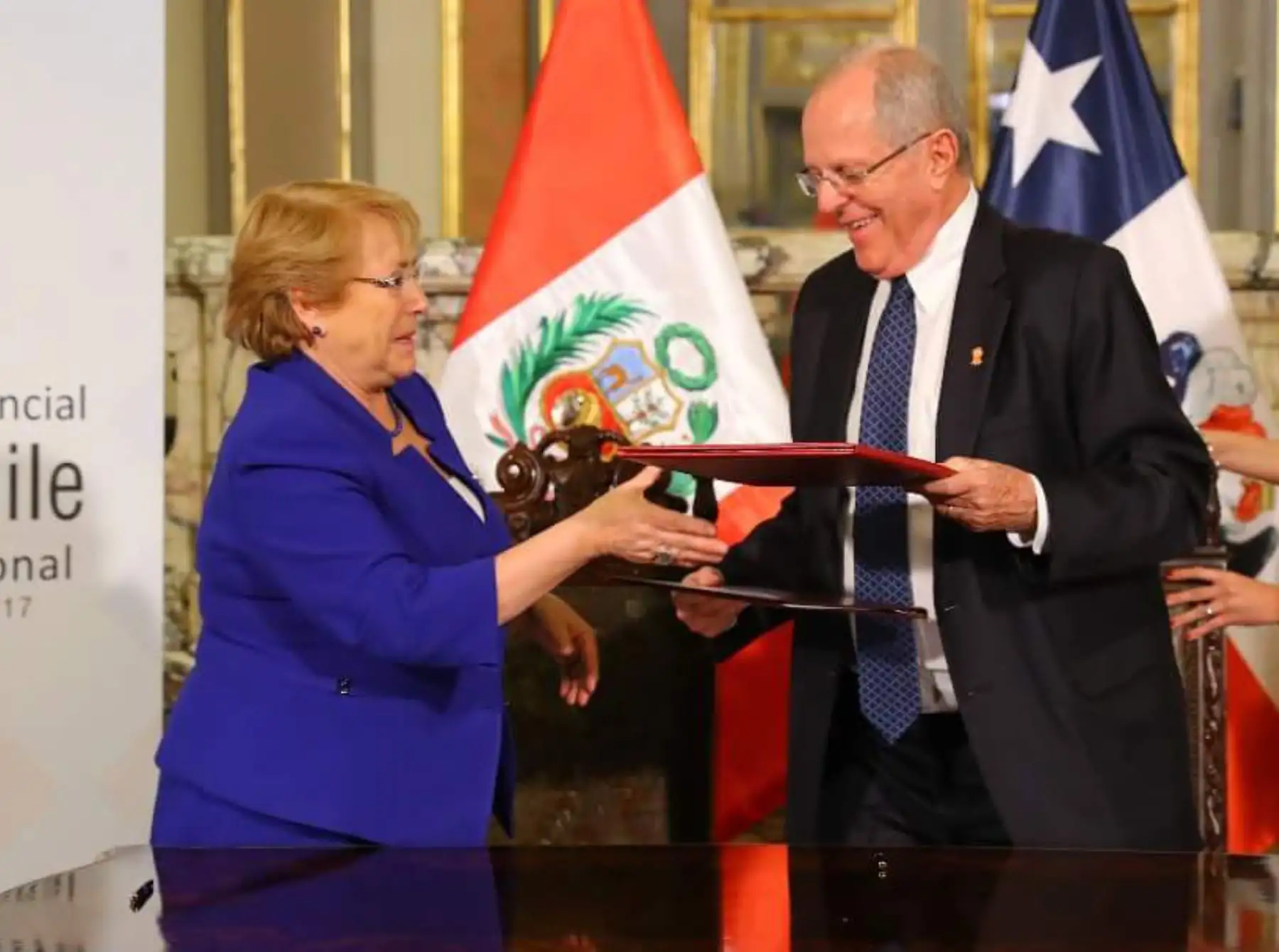 LIMA,PERÚ-JULIO 07. Presidente Pedro Pablo Kuczynski; y su homóloga de Chile, Michelle Bachelet, firmaron la Declaración de Lima y el Plan de Acción tras el I Gabinete Binacional Ministerial Perú-Chile, realizado hoy en Lima. Foto: ANDINA/ Prensa Presidencia