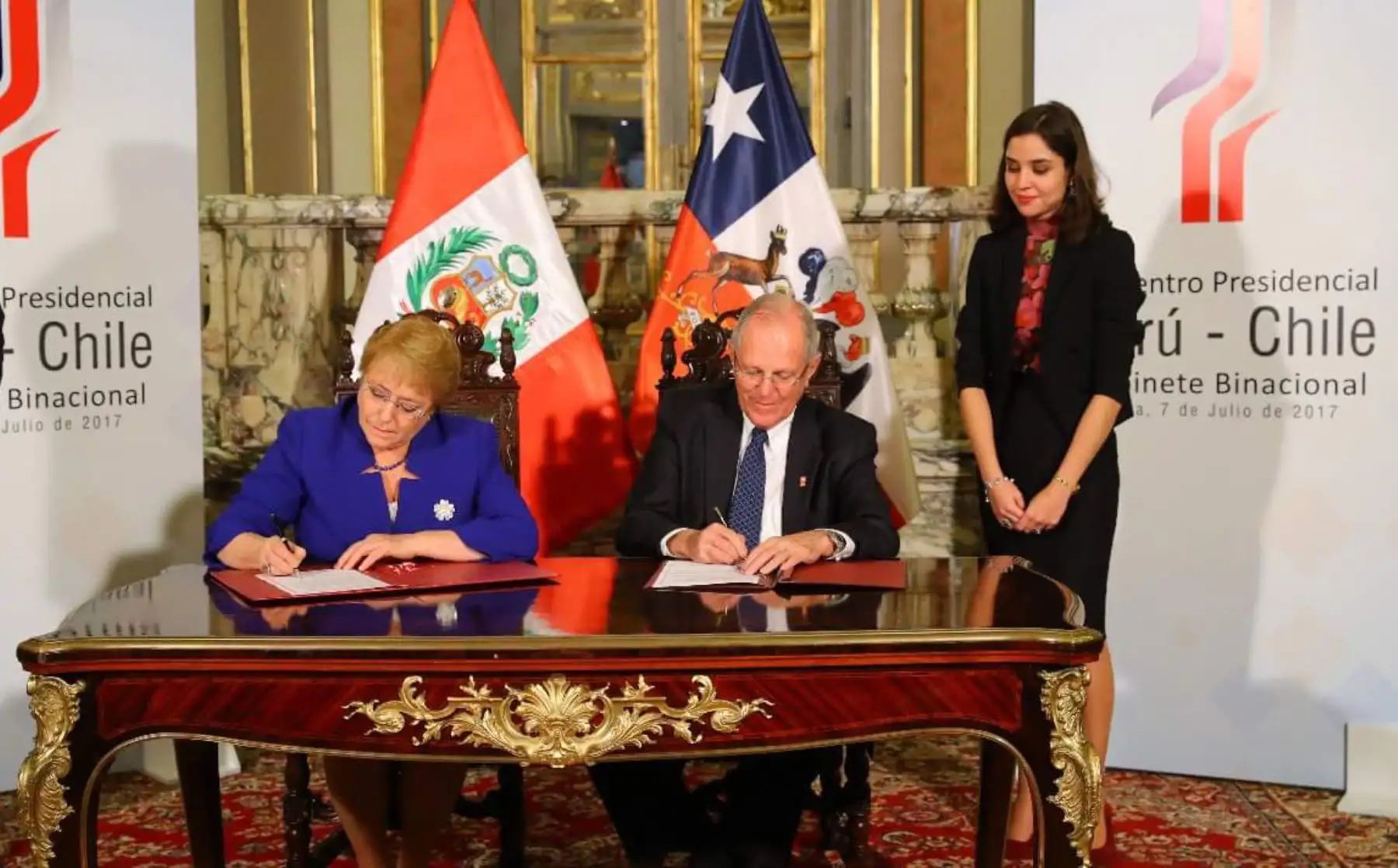 LIMA,PERÚ-JULIO 07. Presidente Pedro Pablo Kuczynski; y su homóloga de Chile, Michelle Bachelet, firmaron la Declaración de Lima y el Plan de Acción tras el I Gabinete Binacional Ministerial Perú-Chile, realizado hoy en Lima. Foto: ANDINA/ Prensa Presidencia