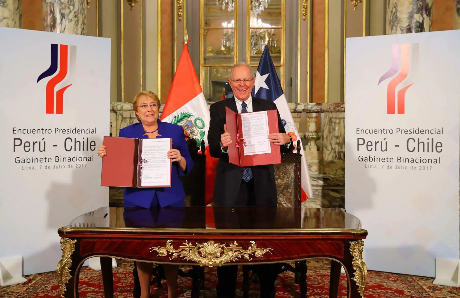 LIMA,PERÚ-JULIO 07. Presidente Pedro Pablo Kuczynski; y su homóloga de Chile, Michelle Bachelet, firmaron la Declaración de Lima y el Plan de Acción tras el I Gabinete Binacional Ministerial Perú-Chile, realizado hoy en Lima. Foto: ANDINA/ Prensa Presidencia