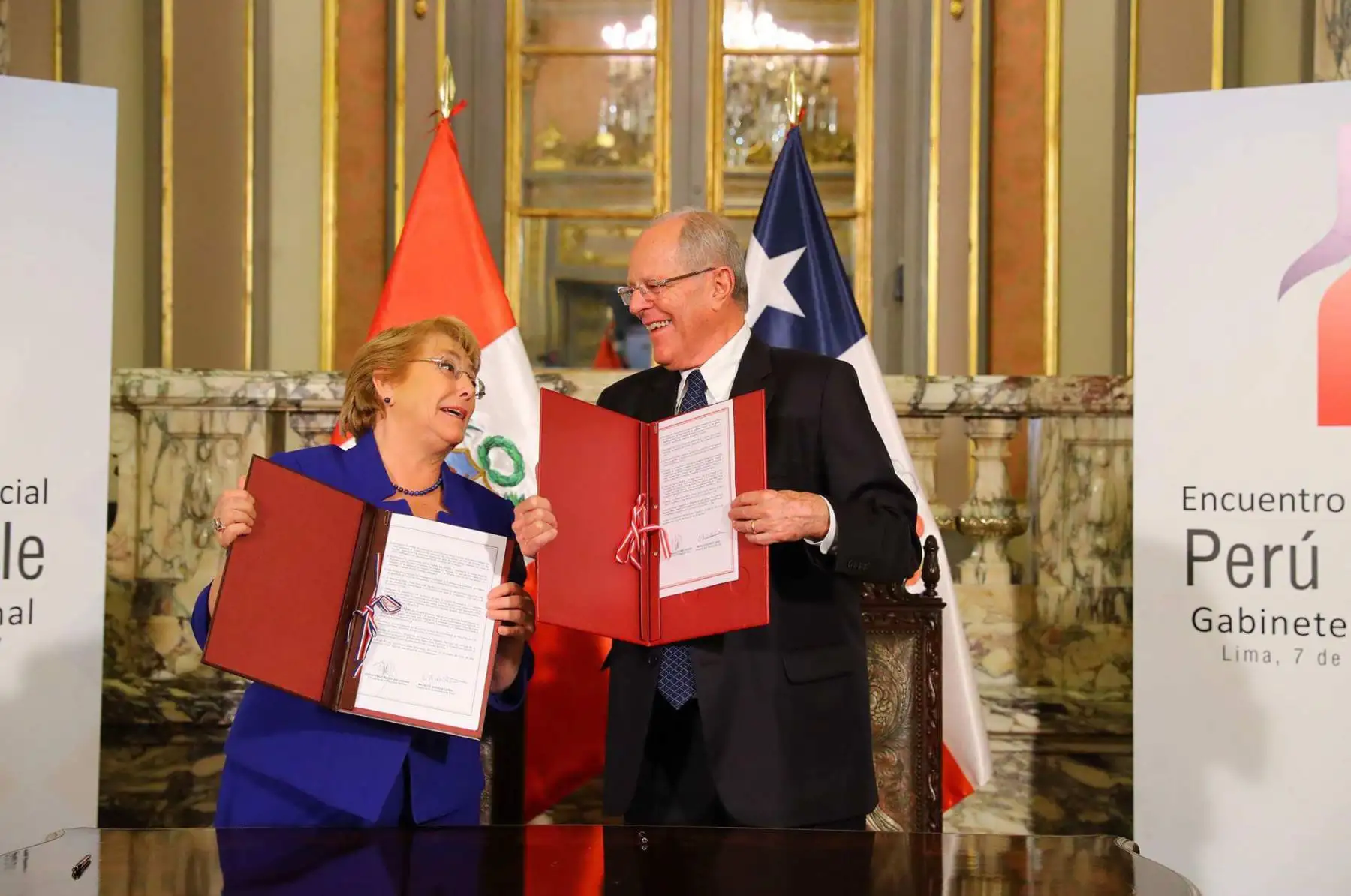LIMA,PERÚ-JULIO 07. Presidente Pedro Pablo Kuczynski; y su homóloga de Chile, Michelle Bachelet, firmaron la Declaración de Lima y el Plan de Acción tras el I Gabinete Binacional Ministerial Perú-Chile, realizado hoy en Lima. Foto: ANDINA/ Prensa Presidencia