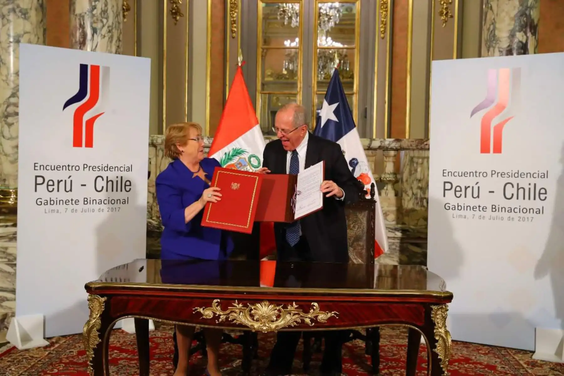 LIMA,PERÚ-JULIO 07. Presidente Pedro Pablo Kuczynski; y su homóloga de Chile, Michelle Bachelet, firmaron la Declaración de Lima y el Plan de Acción tras el I Gabinete Binacional Ministerial Perú-Chile, realizado hoy en Lima. Foto: ANDINA/ Prensa Presidencia