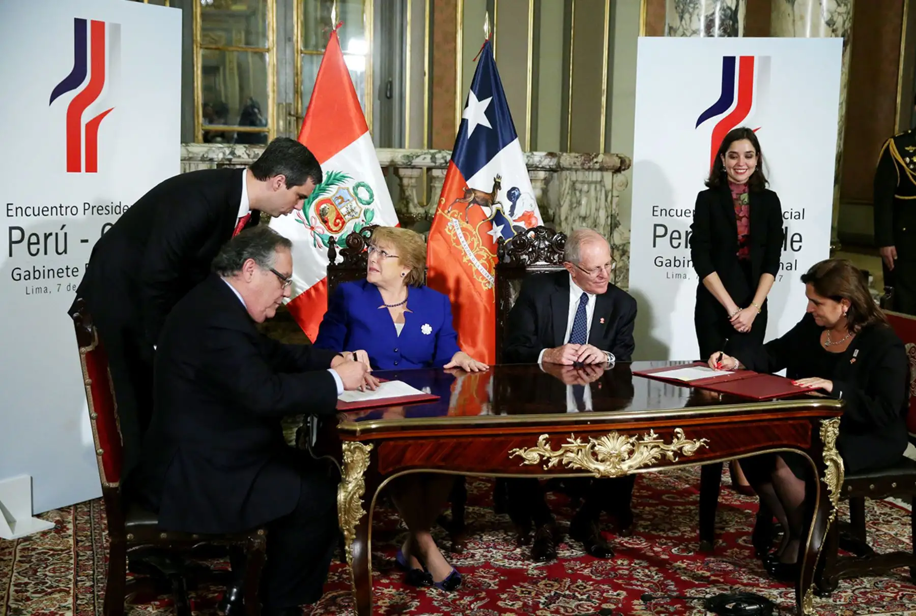LIMA,PERÚ-JULIO 07. Presidente Pedro Pablo Kuczynski; y su homóloga de Chile, Michelle Bachelet, firmaron la Declaración de Lima y el Plan de Acción tras el I Gabinete Binacional Ministerial Perú-Chile, realizado hoy en Lima. Foto: ANDINA/Melina Mejía