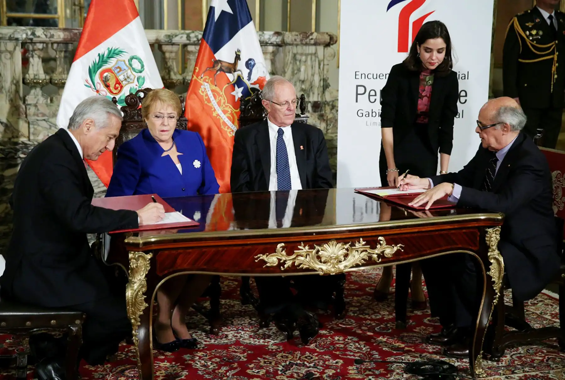 LIMA,PERÚ-JULIO 07. Presidente Pedro Pablo Kuczynski; y su homóloga de Chile, Michelle Bachelet, firmaron la Declaración de Lima y el Plan de Acción tras el I Gabinete Binacional Ministerial Perú-Chile, realizado hoy en Lima. Foto: ANDINA/Melina Mejía