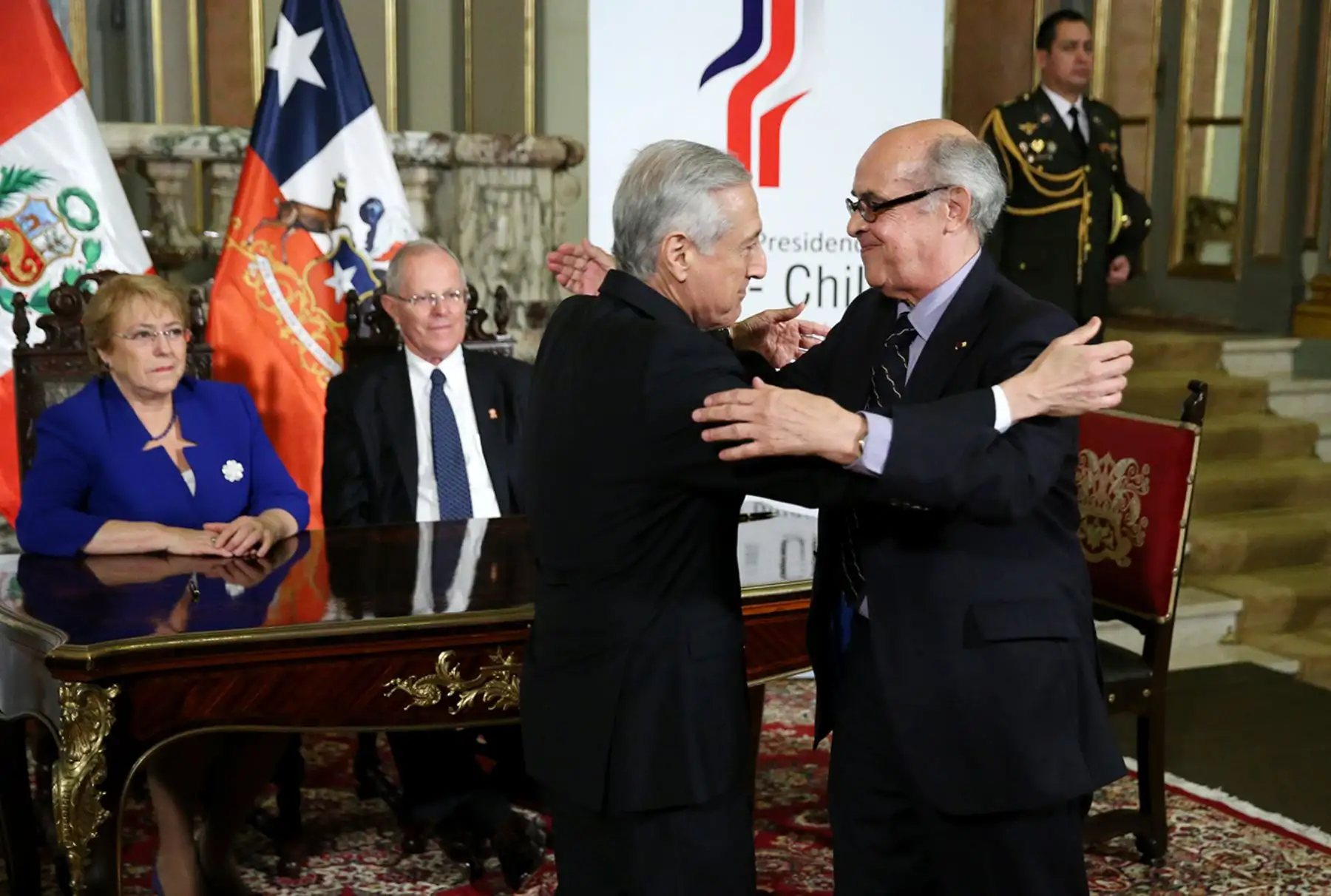 LIMA,PERÚ-JULIO 07. Presidente Pedro Pablo Kuczynski; y su homóloga de Chile, Michelle Bachelet, firmaron la Declaración de Lima y el Plan de Acción tras el I Gabinete Binacional Ministerial Perú-Chile, realizado hoy en Lima. Foto: ANDINA/Melina Mejía