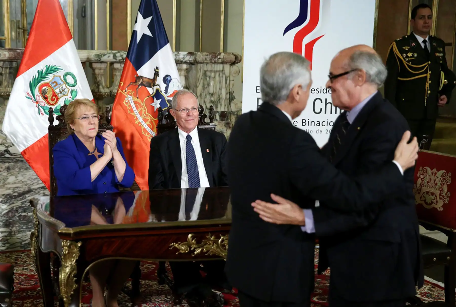 LIMA,PERÚ-JULIO 07. Presidente Pedro Pablo Kuczynski; y su homóloga de Chile, Michelle Bachelet, firmaron la Declaración de Lima y el Plan de Acción tras el I Gabinete Binacional Ministerial Perú-Chile, realizado hoy en Lima. Foto: ANDINA/Melina Mejía