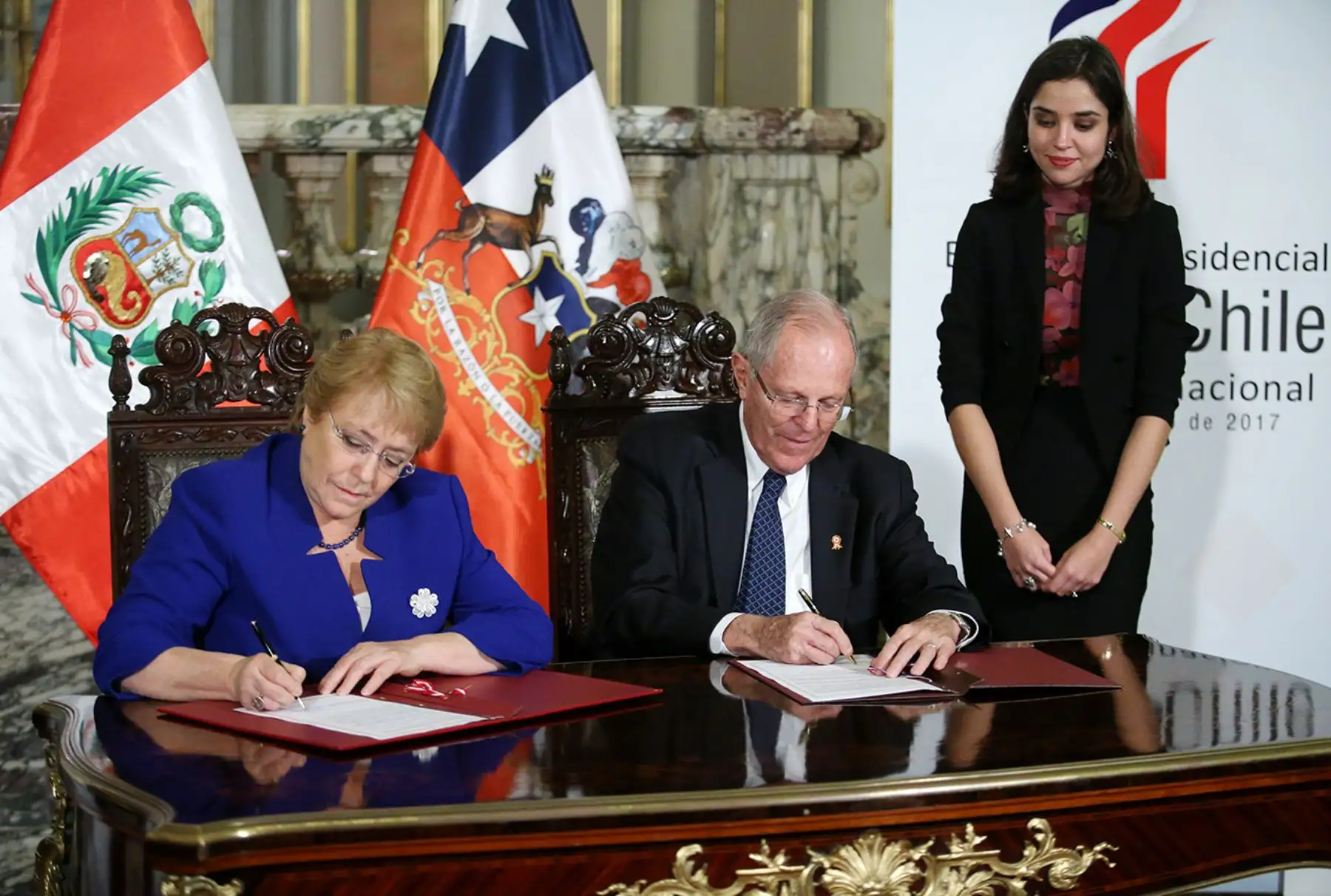LIMA,PERÚ-JULIO 07. Presidente Pedro Pablo Kuczynski; y su homóloga de Chile, Michelle Bachelet, firmaron la Declaración de Lima y el Plan de Acción tras el I Gabinete Binacional Ministerial Perú-Chile, realizado hoy en Lima. Foto: ANDINA/Melina Mejía