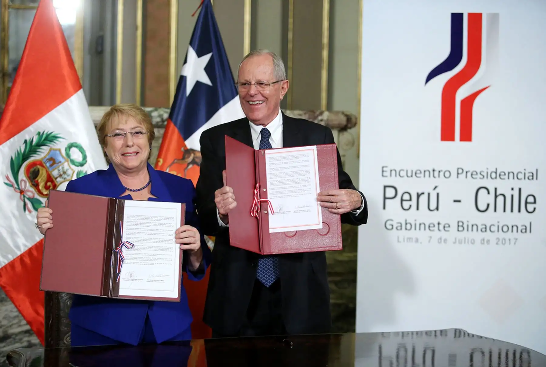 LIMA,PERÚ-JULIO 07. Presidente Pedro Pablo Kuczynski; y su homóloga de Chile, Michelle Bachelet, firmaron la Declaración de Lima y el Plan de Acción tras el I Gabinete Binacional Ministerial Perú-Chile, realizado hoy en Lima. Foto: ANDINA/Melina Mejía