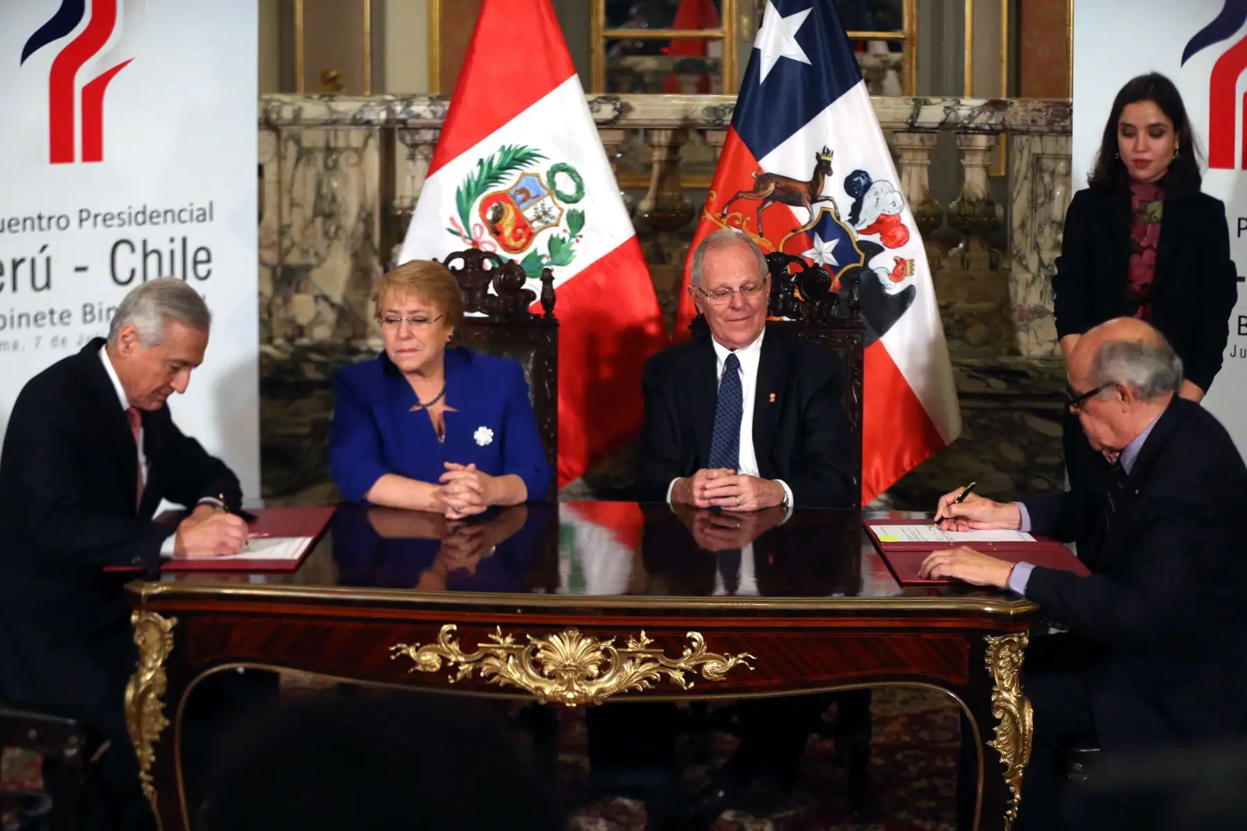 LIMA,PERÚ-JULIO 07. Presidente Pedro Pablo Kuczynski; y su homóloga Michelle Bachelet, participan de la firma de  la Declaración de Lima y el Plan de Acción tras el I Gabinete Binacional Ministerial Perú-Chile, realizado hoy en Lima. Foto: ANDINA/Vidal Tarqui