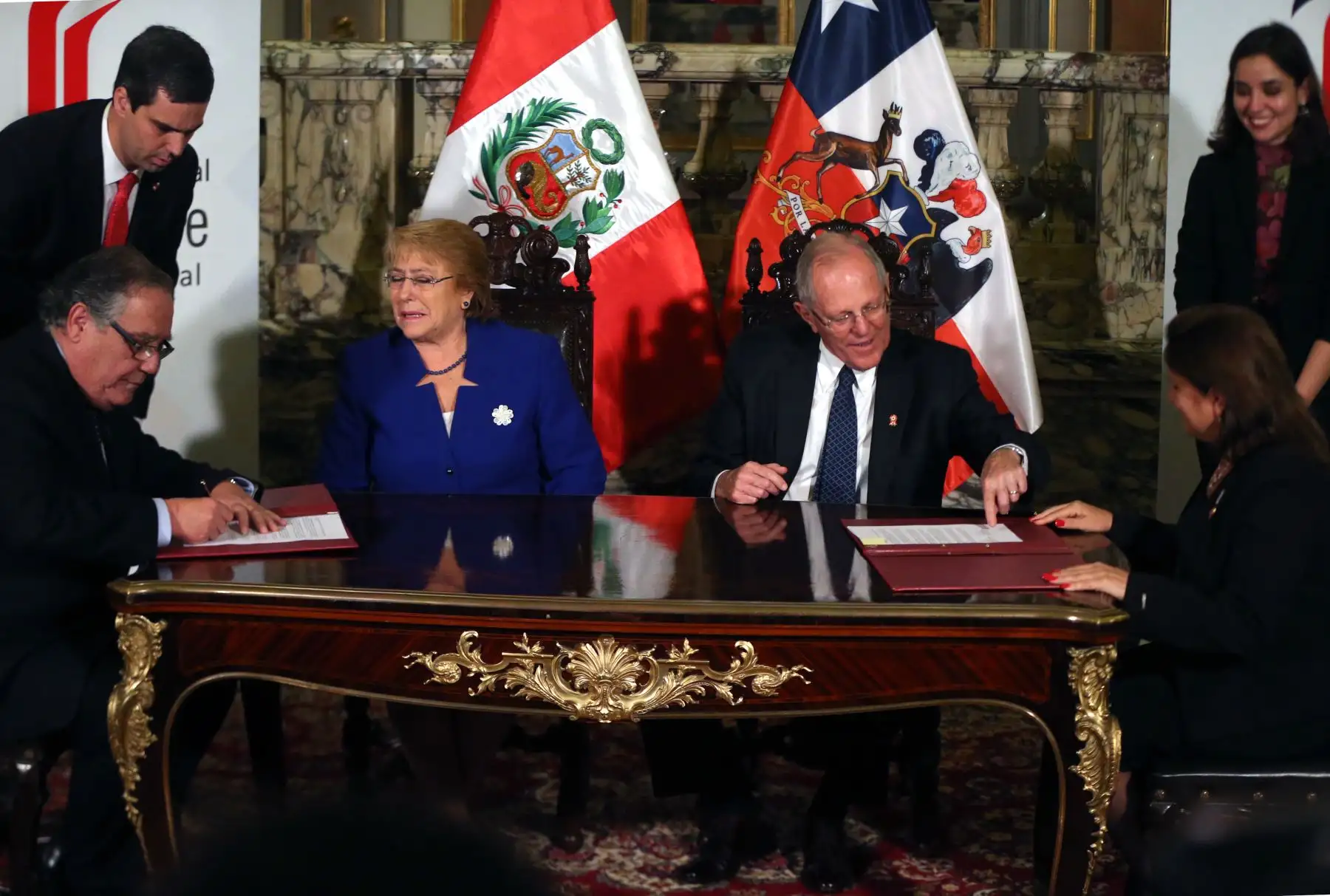 LIMA,PERÚ-JULIO 07. Presidente Pedro Pablo Kuczynski; y su homóloga Michelle Bachelet, participan de la firma de  la Declaración de Lima y el Plan de Acción tras el I Gabinete Binacional Ministerial Perú-Chile, realizado hoy en Lima. Foto: ANDINA/Vidal Tarqui