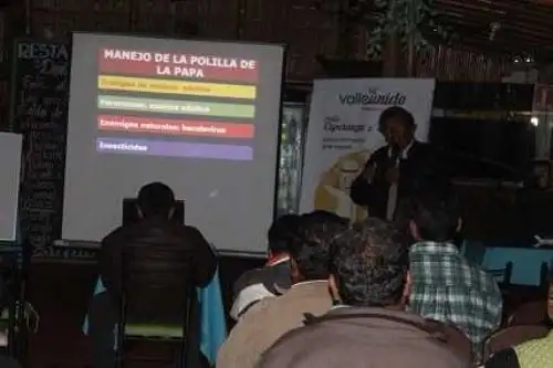Agricultores del valle de Tambo, ubicado en la provincia arequipeña de Islay, reciben charlas para reforzar sus conocimientos sobre sanidad vegetal en los cultivos de papa y ajo, productos que son los más cultivados en la zona.