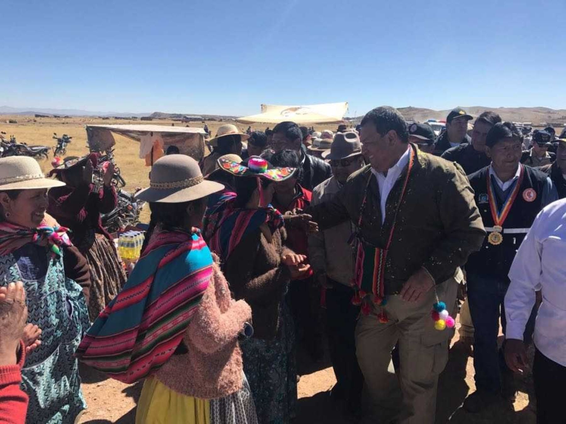 El titular de Defensa llegó al centro poblado de Yasin, distrito de Huata, provincia de Puno, donde se entrega ropa de abrigo proporcionada por el Instituto Nacional de Defensa Civil (Indeci) y la Asociación Stella Maris.