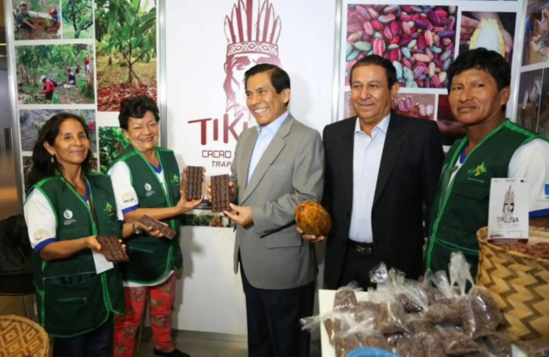 Ministro de Agricultura y Riego, José Manuel Hernández visita VIII Salón del Cacao y Chocolate 2017 en el Centro de Convenciones de Lima. Foto: Cortesía Minagri.
