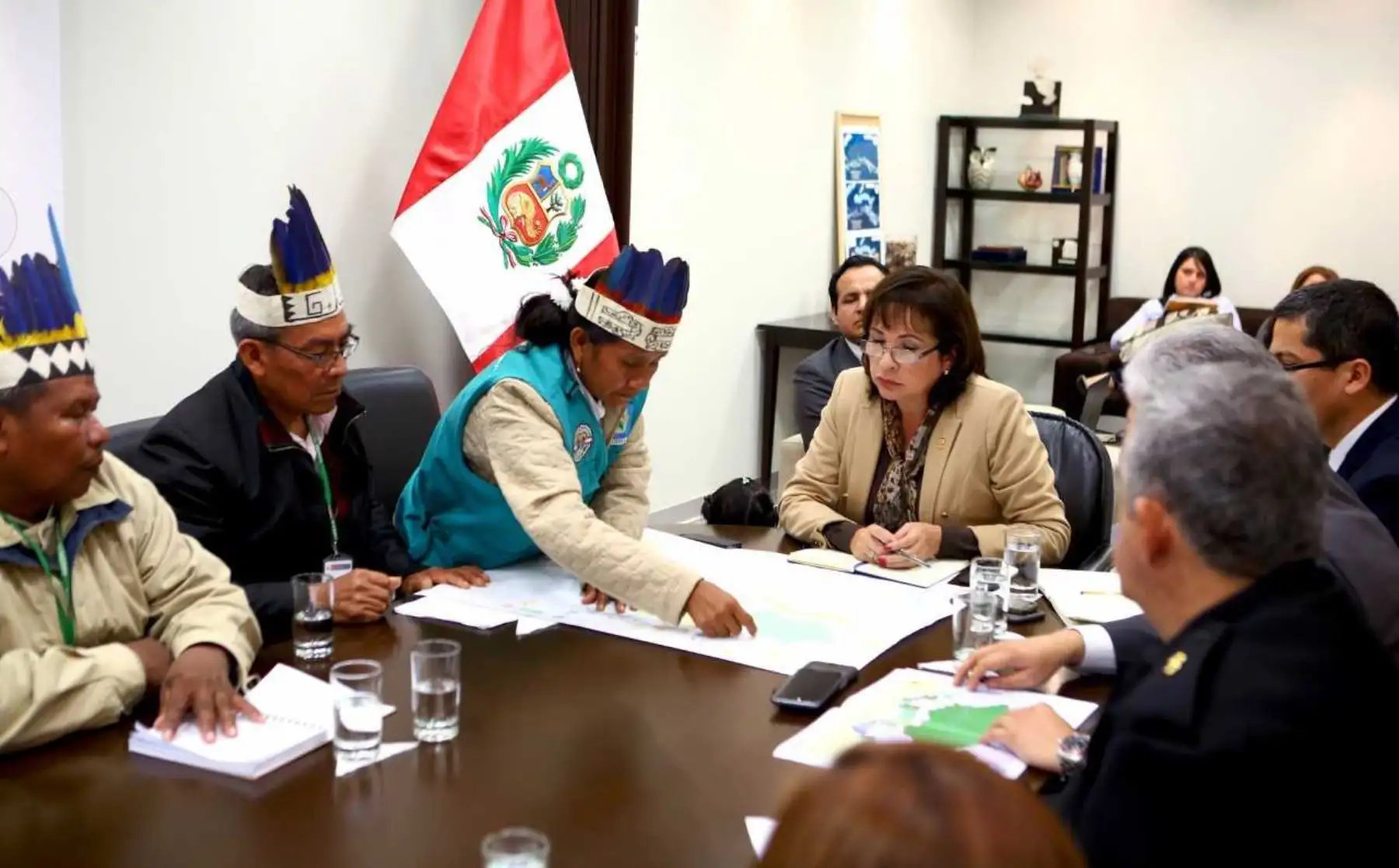 Ministra del Ambiente, Elsa Galarza, en reunión con líderes de comunidades de Loreto.