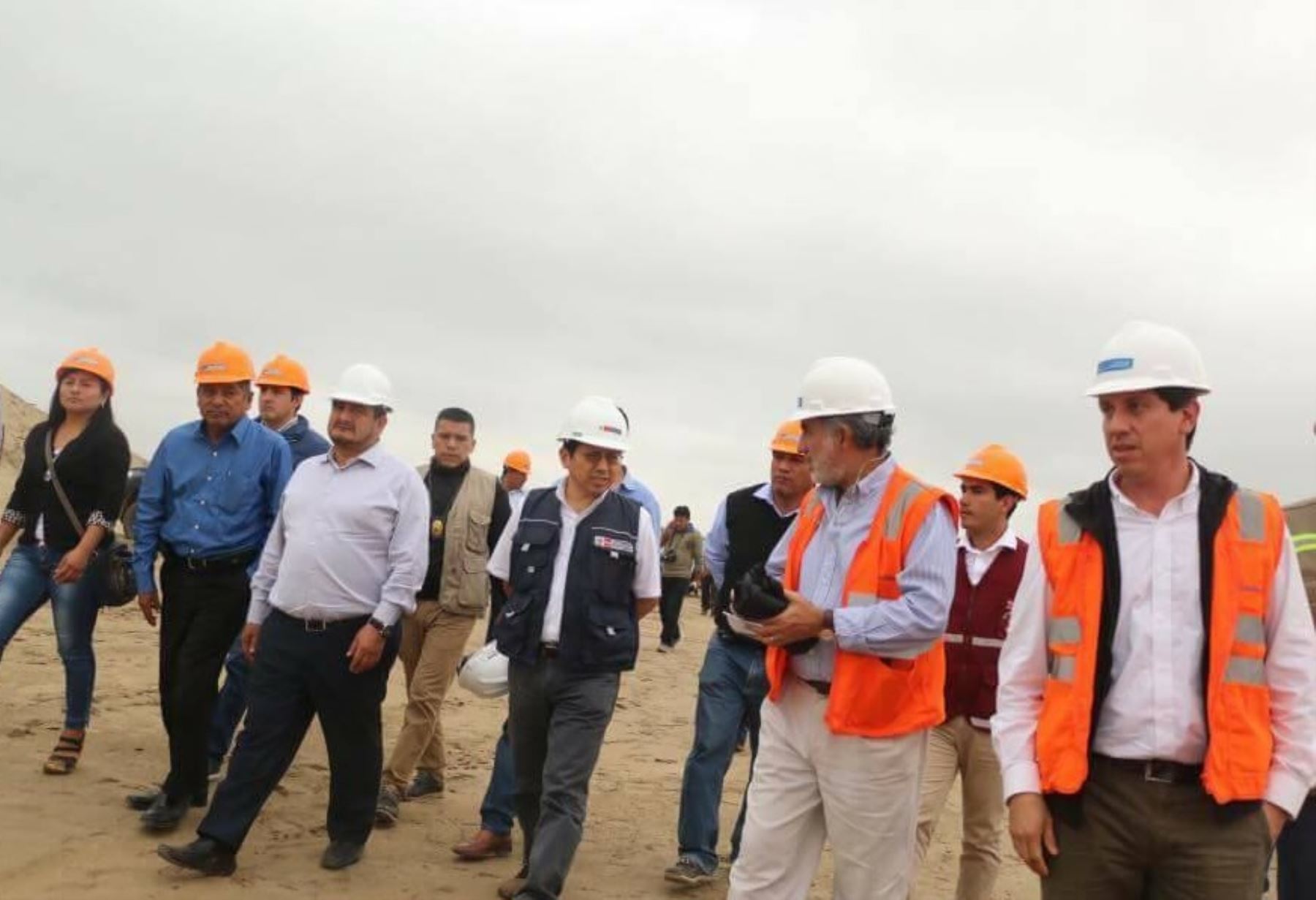 El ministro de Vivienda, Construcción y Saneamiento, Edmer Trujillo Mori, junto al gobernador regional de Lambayeque, Humberto Acuña Peralta, realizaron hoy una visita técnica de inspección, como parte del inicio de los trabajos de habilitación urbana que se efectúan en la Nueva Ciudad Olmos, en la región Lambayeque.