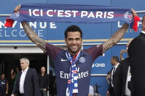 Dani Alves posa con la camiseta del París SG