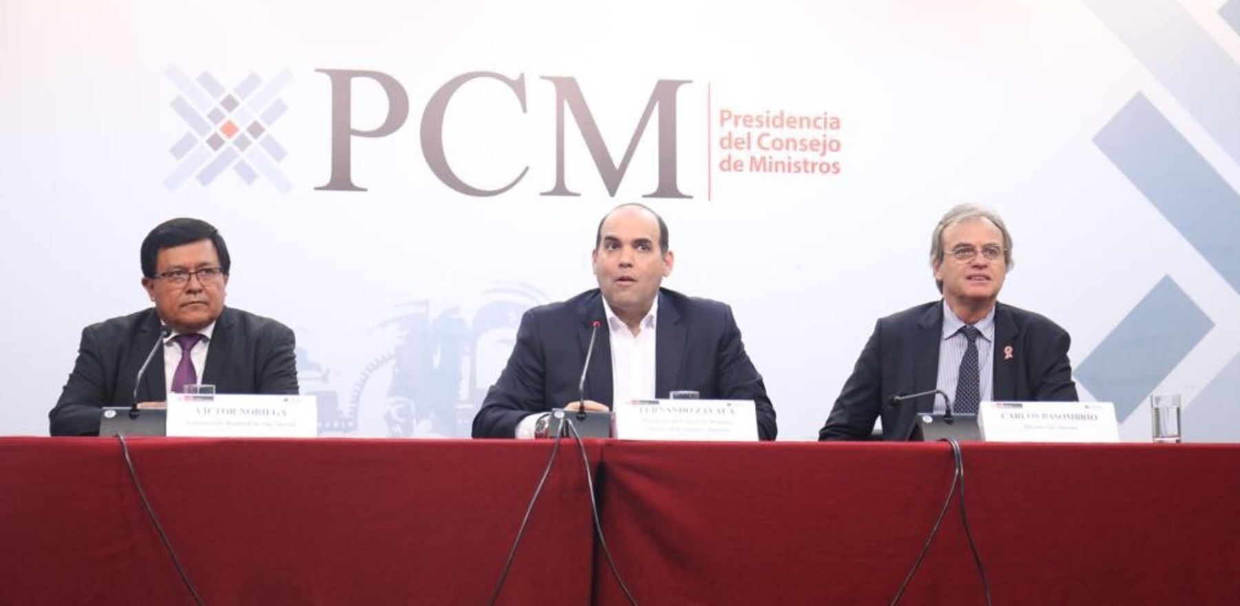 Presidente del Consejo de Ministros y ministro de Economía y Finanzas, Fernando Zavala, acompañado del gobernador regional de San Martín, Víctor Noriega; y del ministro del Interior, Carlos Basombrío.