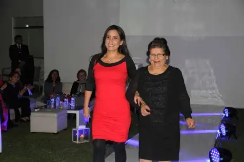 Beneficiarias desfilaron por la pasarela instalada en la sede de Chio Lecca. Foto: Difusión