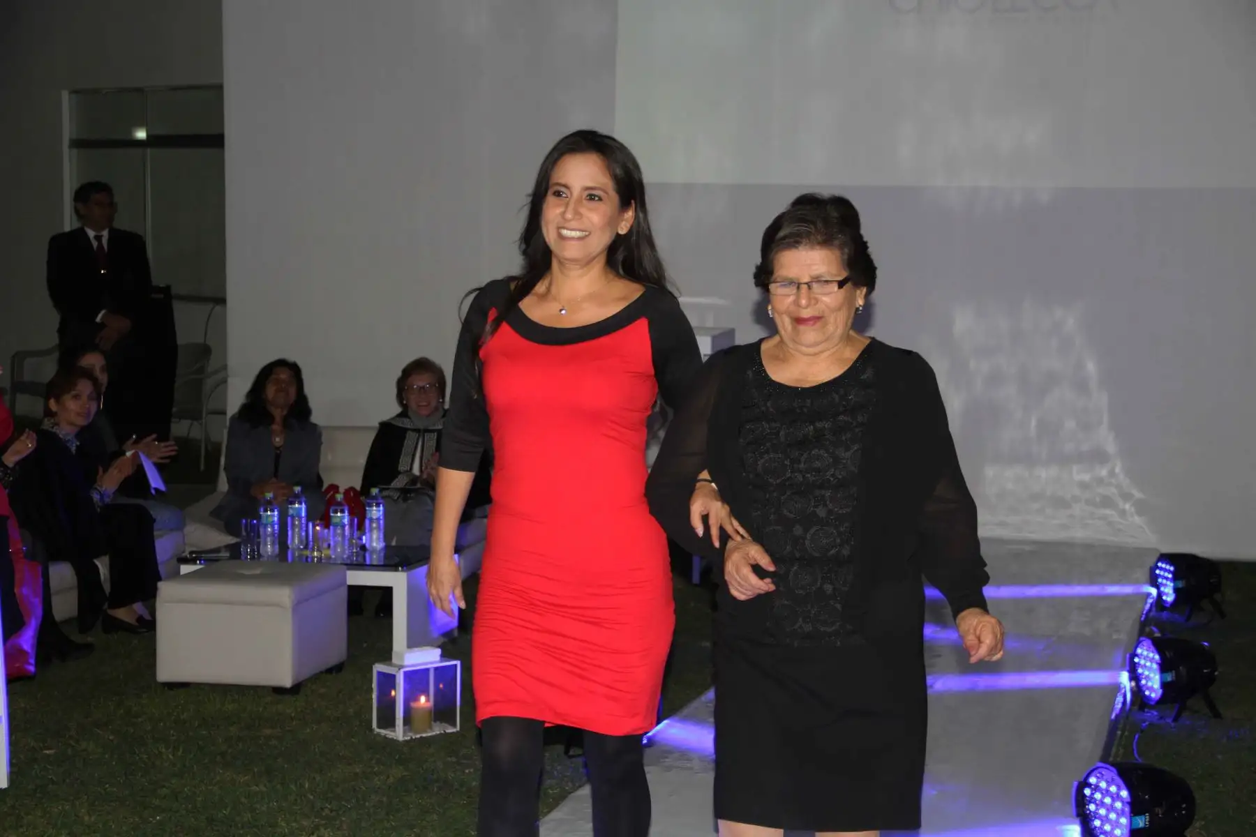 Beneficiarias desfilaron por la pasarela instalada en la sede de Chio Lecca. Foto: Difusión