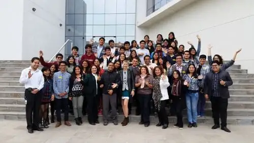 Parte de jóvenes sanmarquinos con Judith Ravin y Patricia Pérez, de la Embajada de los EE.UU.; Elizabeth Palacios, coordinadora académica del ICPNA; y Johanna Reyes, Coordinadora del Programa de la UNMSM. Foto: Difusión