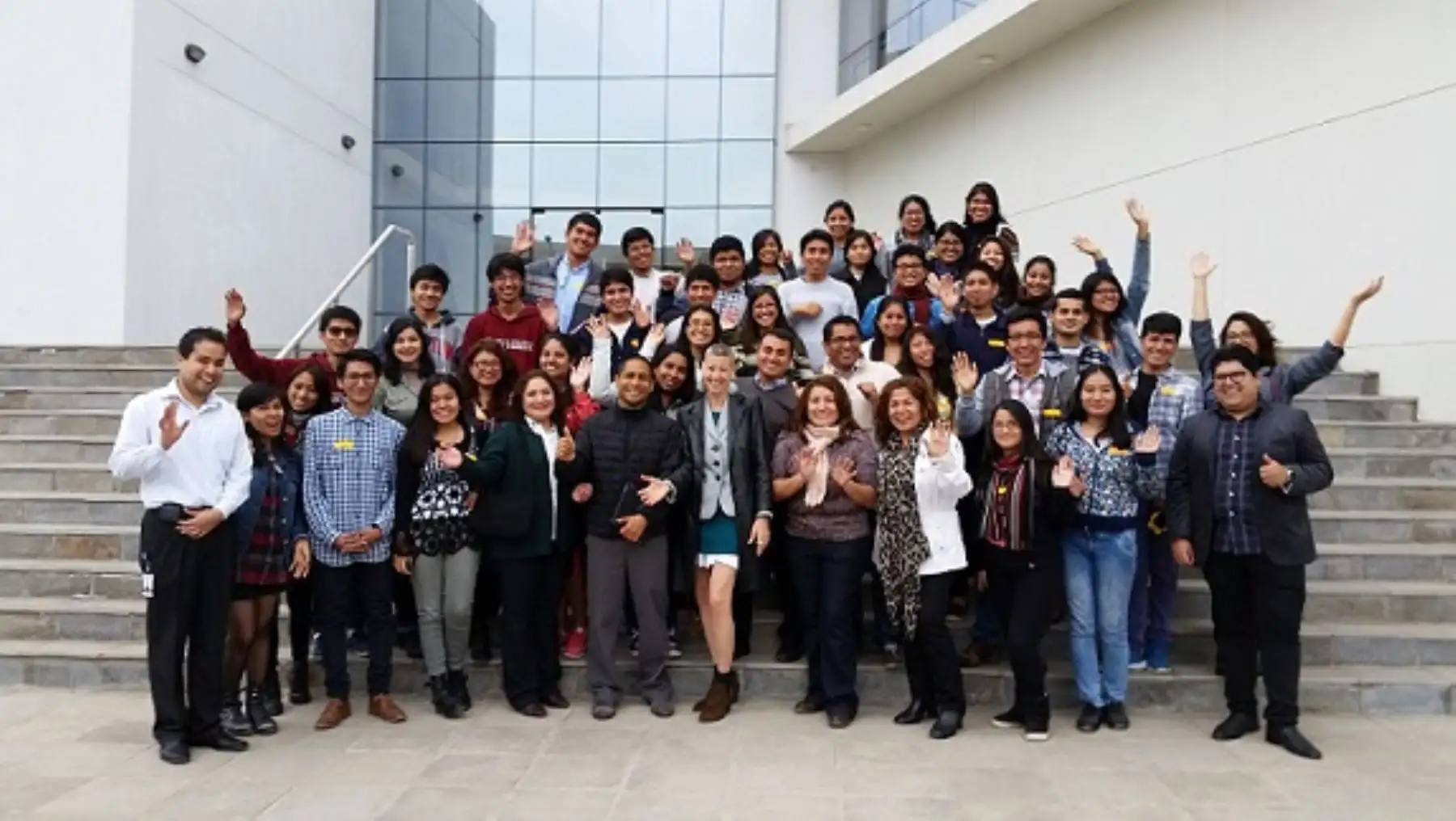 Parte de jóvenes sanmarquinos con Judith Ravin y Patricia Pérez, de la Embajada de los EE.UU.; Elizabeth Palacios, coordinadora académica del ICPNA; y Johanna Reyes, Coordinadora del Programa de la UNMSM. Foto: Difusión