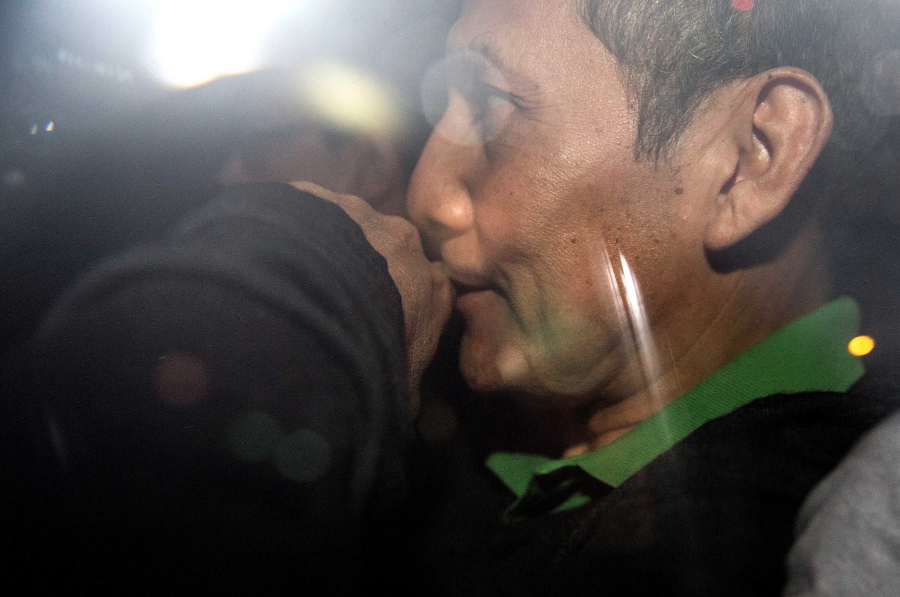 Ex presidente Ollanta Humala sale de su domicilio luego de escuchar la decisión del juez de darle 18 meses de prisión preventiva.