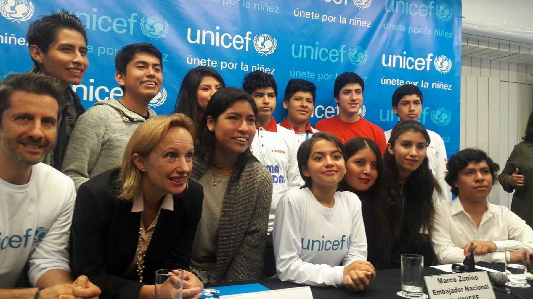 Isabela Moner rodeada de jóvenes peruanos a quienes conoció a propósito de su visita al Perú.