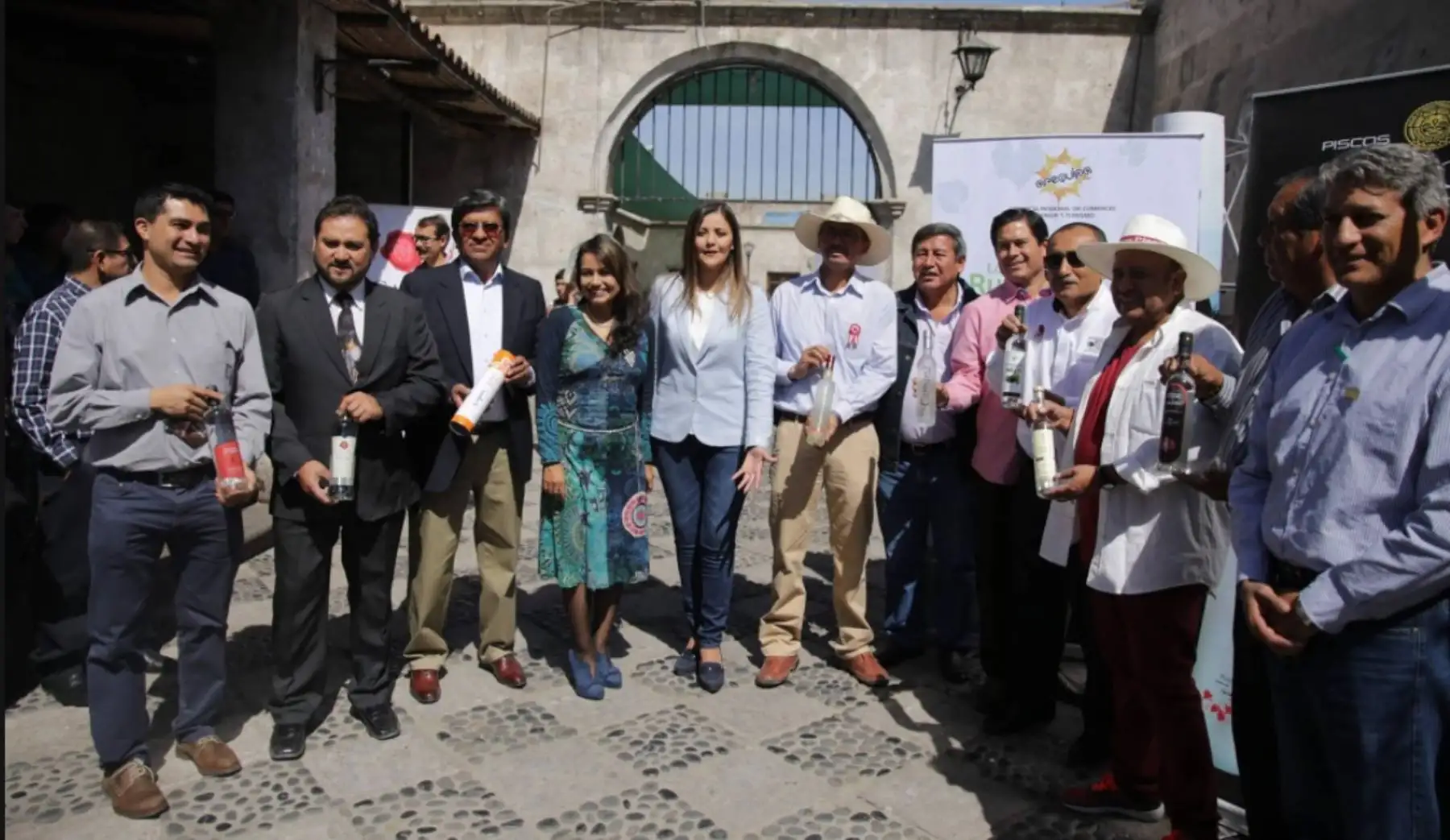 El gobierno regional de Arequipa lanzó “La Ruta del Pisco Arequipeño” como nuevo atractivo turístico a través de la cual los visitantes podrán recorrer 17 bodegas ubicadas a lo largo y ancho de la región, así como visitar los viñedos y disfrutar del paisaje natural de la zona.