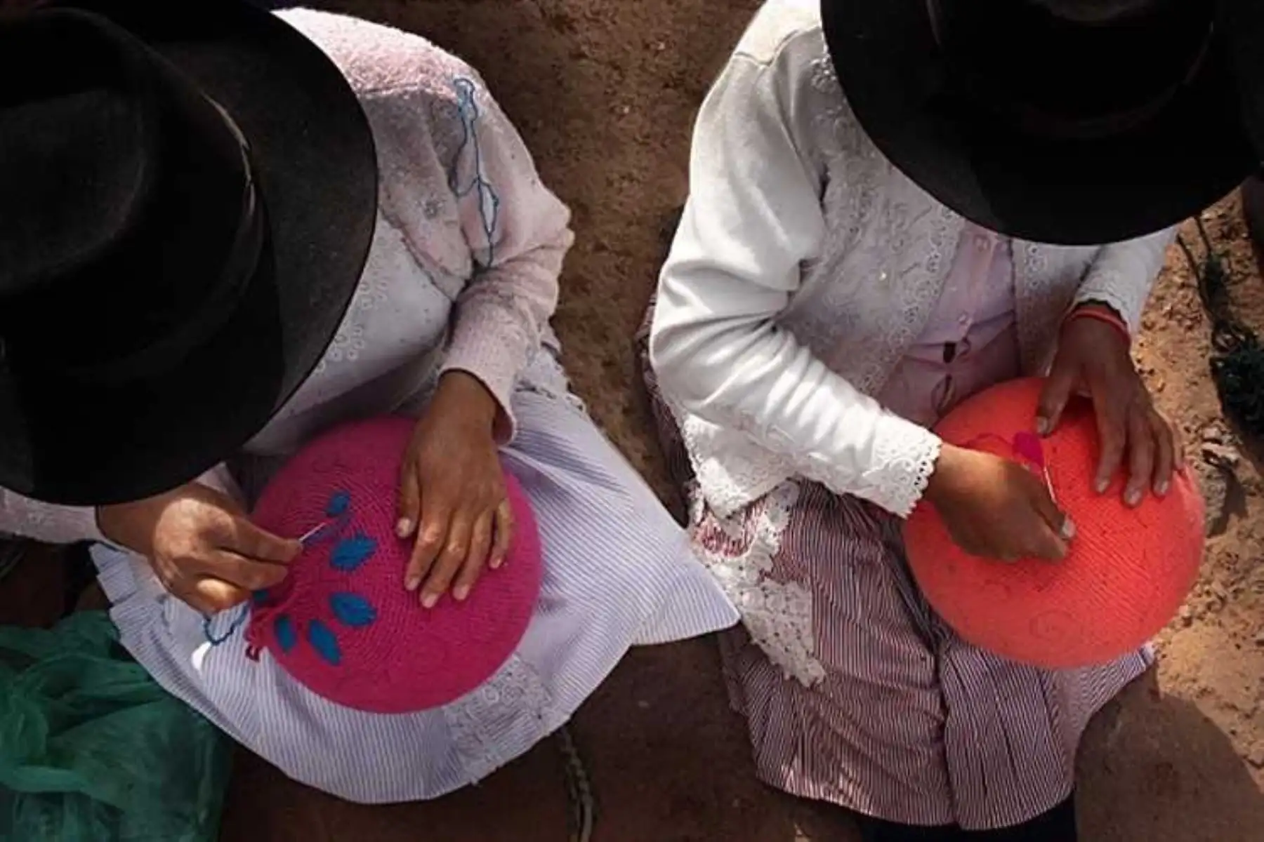 La diseñadora italiana Stella Jean presentará más de 200 trabajos de las asociaciones Kuska y Sumaq Wasi, entre pompones y borlas, artículos tradicionales que forman parte del imaginario popular ayacuchano.
