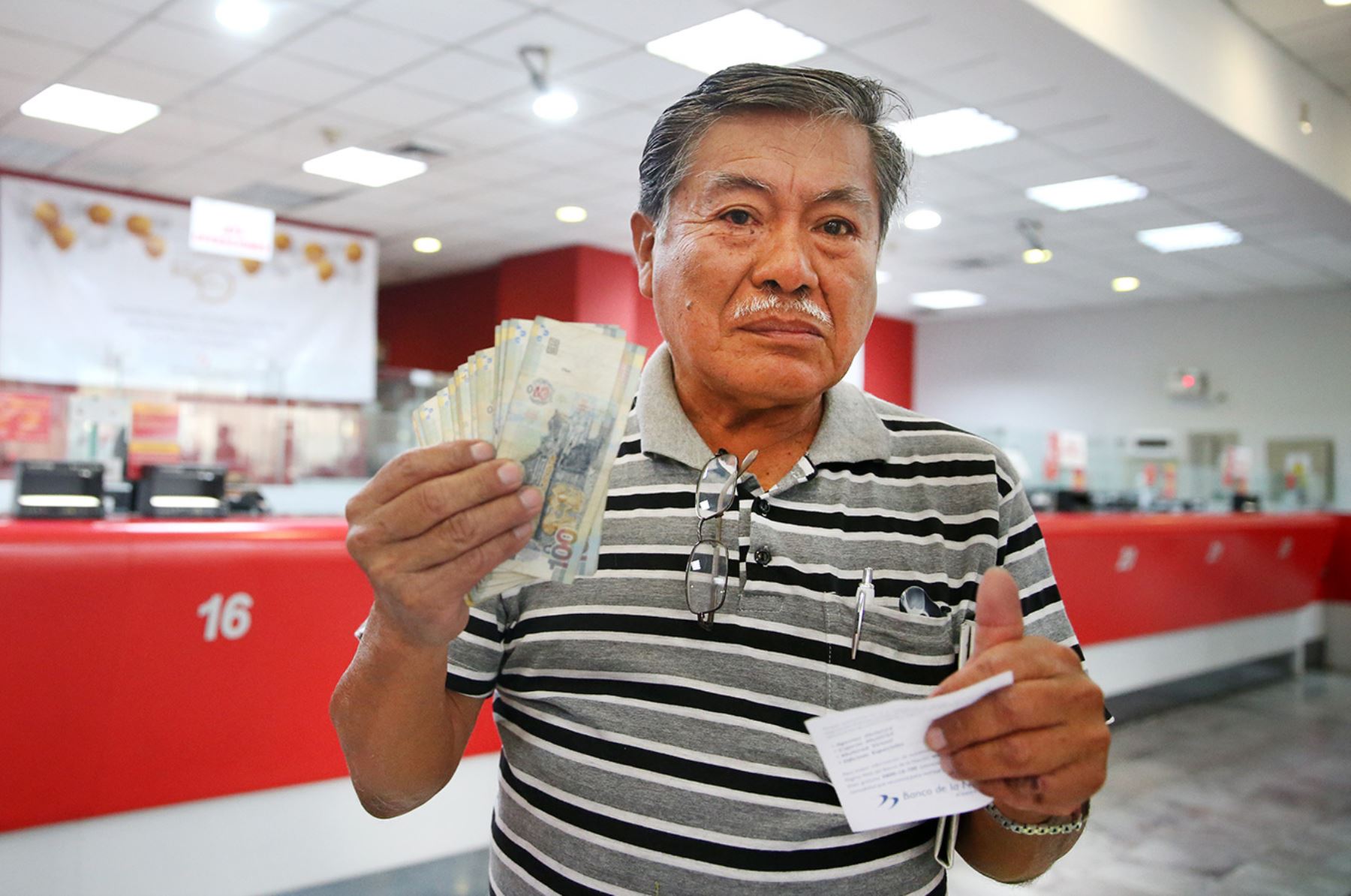 Fonavistas hace cobro de su dinero en el Banco de la Nación. Foto: ANDINA/Melina MejíaANDINA/archivo