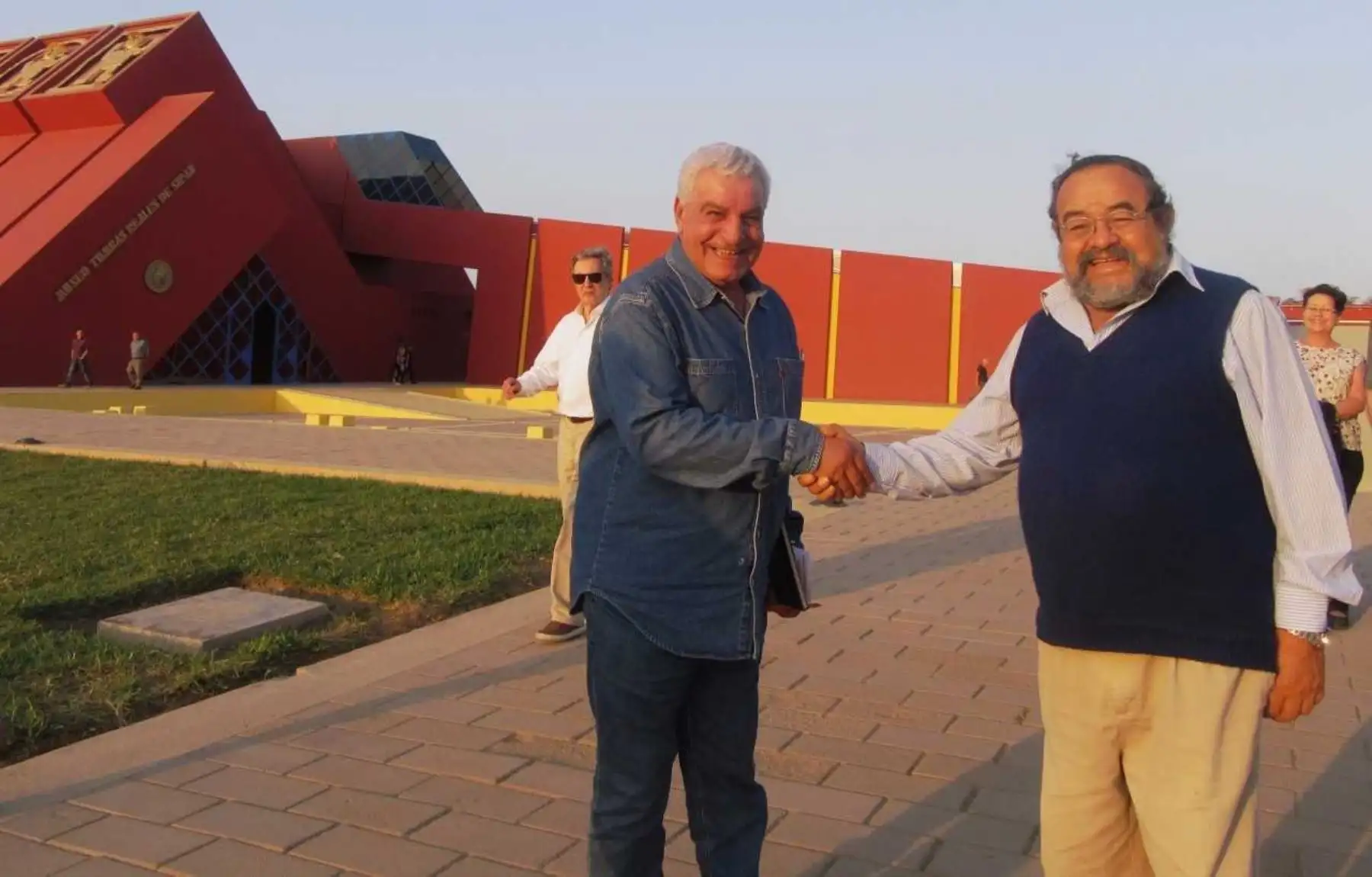 Egiptólogo Zahi Hawass y arqueólogo peruano Walter Alva en el Museo Tumbas Reales de Sipán.