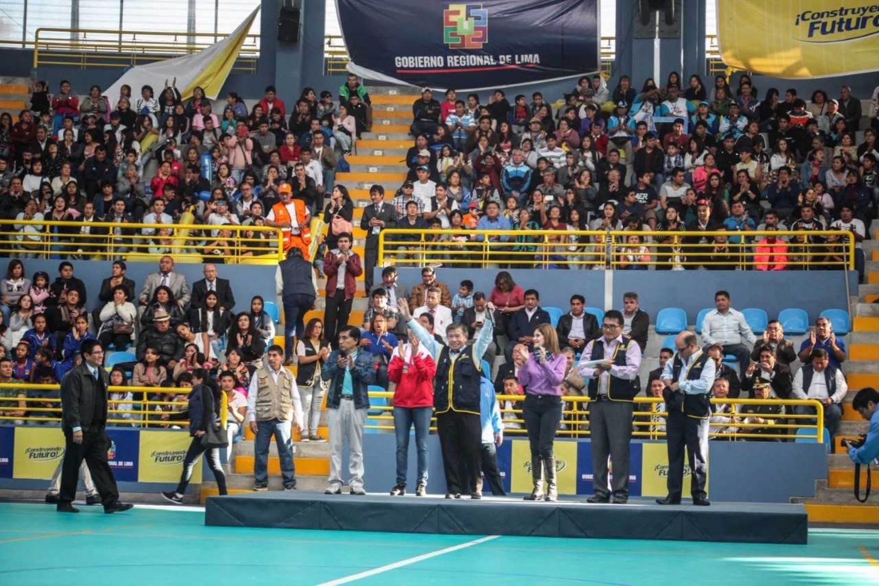 Gobernador regional de Lima, Nelson Chui Mejía, puso en funcionamiento moderna infraestructura del Coliseo Cerrado de Barranca.Asistió la vicepresidenta de la República, Mercedes Aráoz, así como la destacada deportista Natalia Málaga.