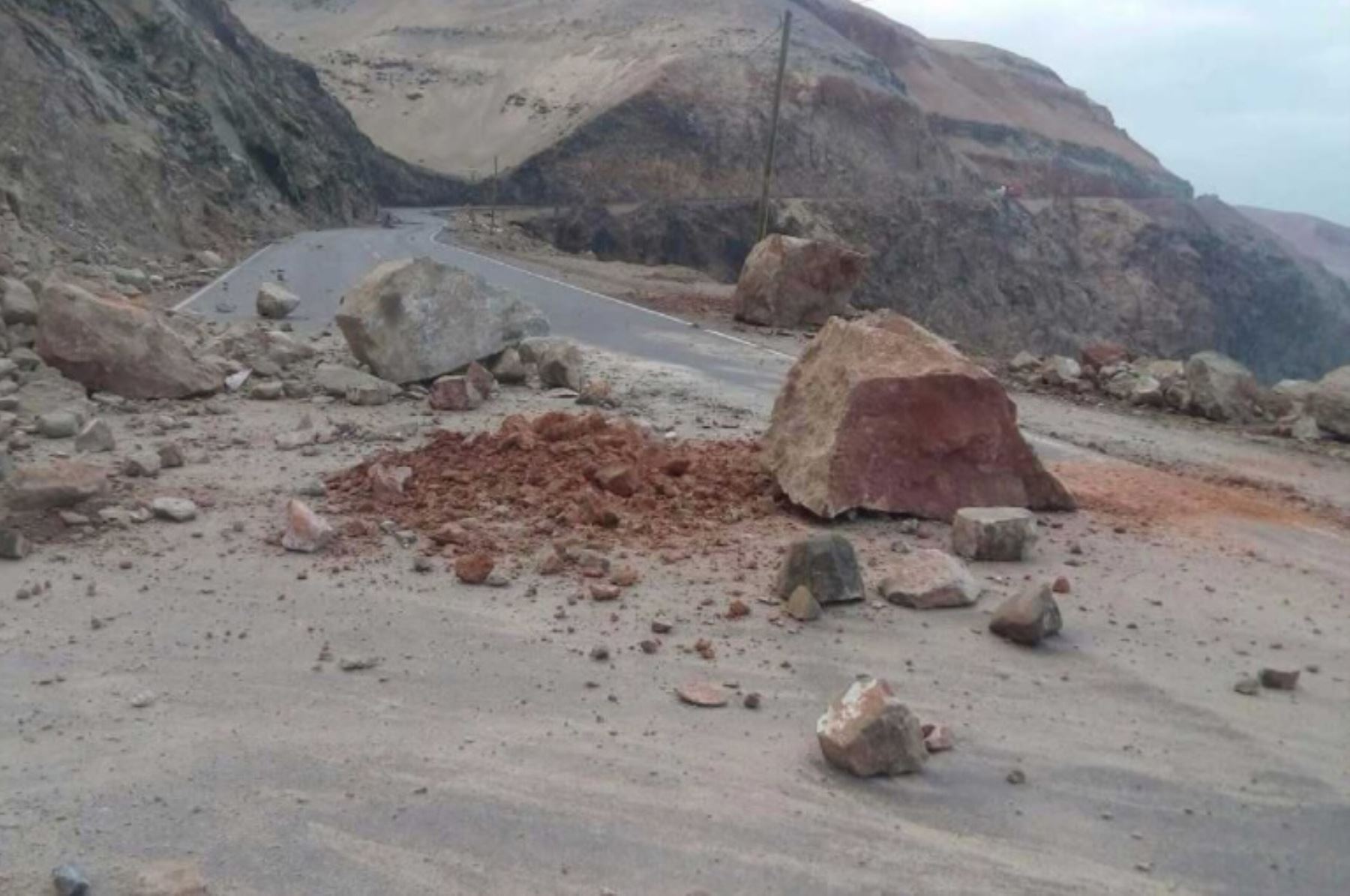 El tránsito por la carretera Panamericana Sur desde continúa suspendido desde anoche, entre los kilómetros 719 y 754, debido al desprendimiento de rocas y piedras que cayeron en la vía a consecuencia del sismo de 6.3 grados que se registró en la víspera en la región Arequipa.