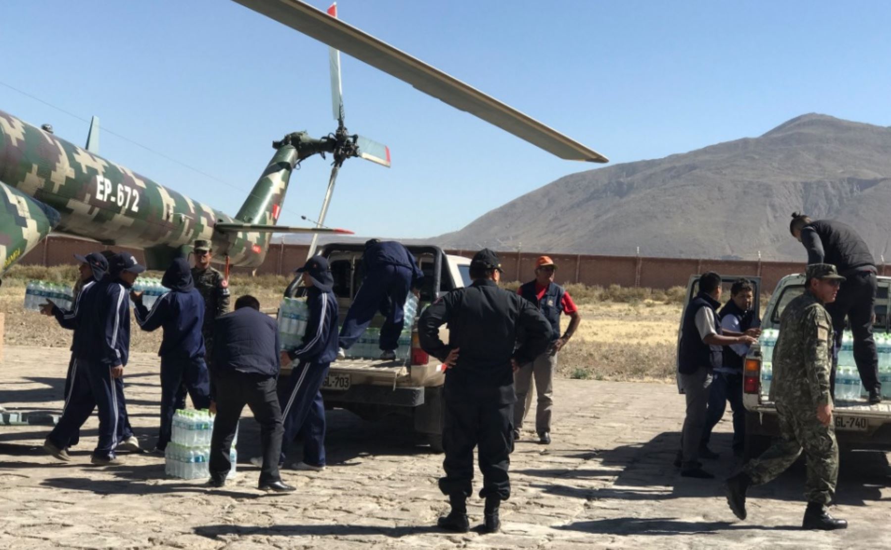 Helicóptero del Ejército traslada ayuda humanitaria a pasajeros y conductores varados en la Panamericana Sur por desprendimientos de rocas y tierras tras el fuerte sismo ocurrido anoche.