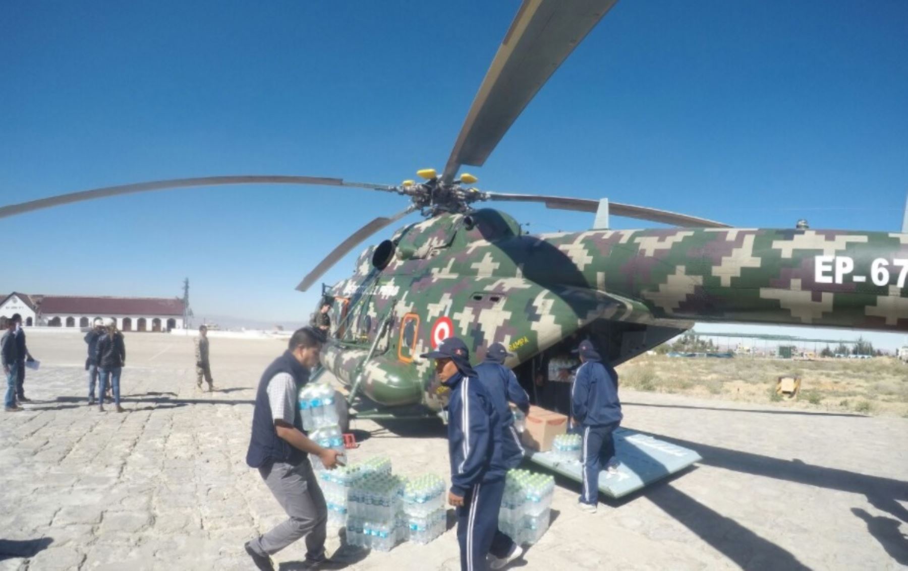 Helicóptero del Ejército traslada ayuda humanitaria a pasajeros y conductores varados en la Panamericana Sur por desprendimientos de rocas y tierras tras el fuerte sismo ocurrido anoche.