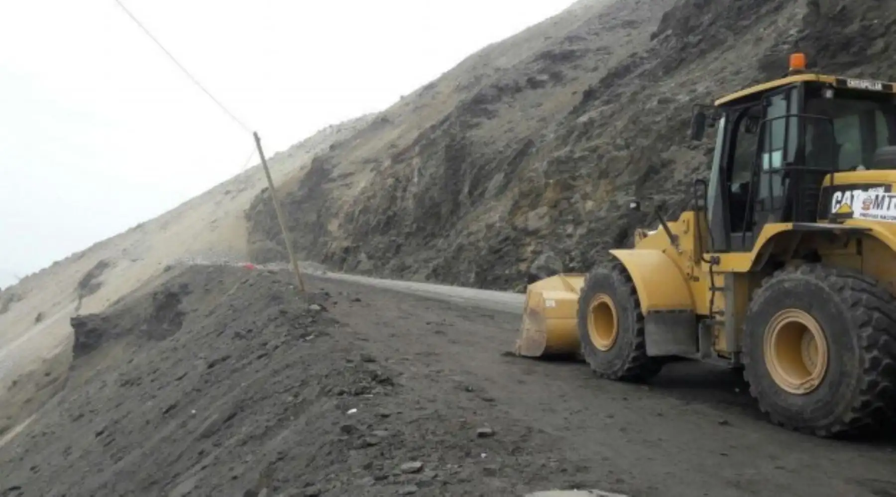 Maquinaria pesada de Provías Nacional realiza desde anoche la limpieza del tramo Atico-Ocoña, entre los kilómetros 711 y 762 de la Panamericana Sur, afectado por derrumbes producidos tras el fuerte sismo ocurrido anoche en Arequipa.