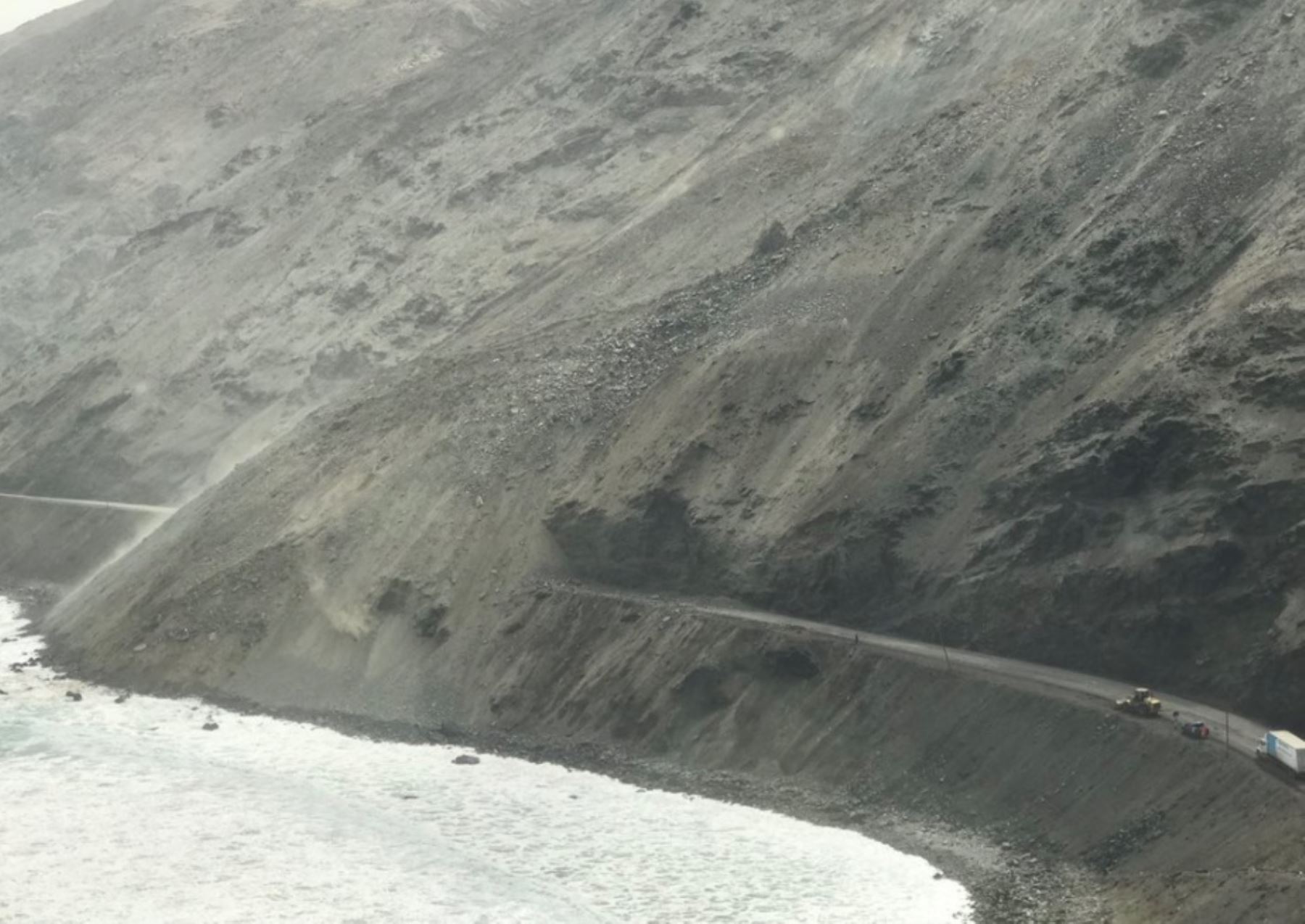 Un enorme alud de rocas y tierra bloquea la carretera Panamericana Sur, luego del fuerte sismo registrado anoche en Arequipa. ANDINA/Difusión