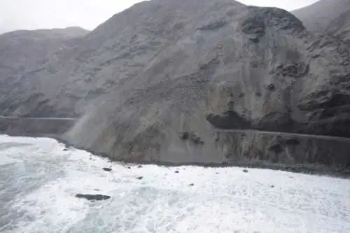 Vía Atico-Camaná bloqueada por derrumbe de rocas y piedras tras el fuerte sismo ocurrido en Arequipa
