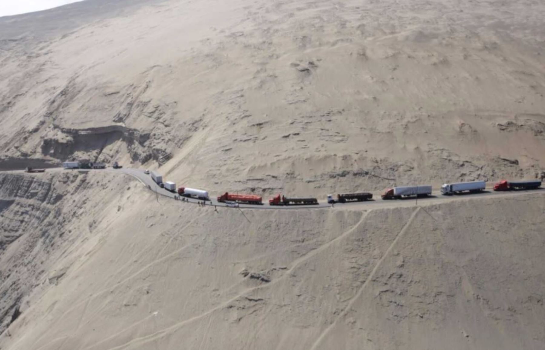 Vehículos varados en carretera Atico-Camaná debido al derrumbe provocado por sismo en Arequipa