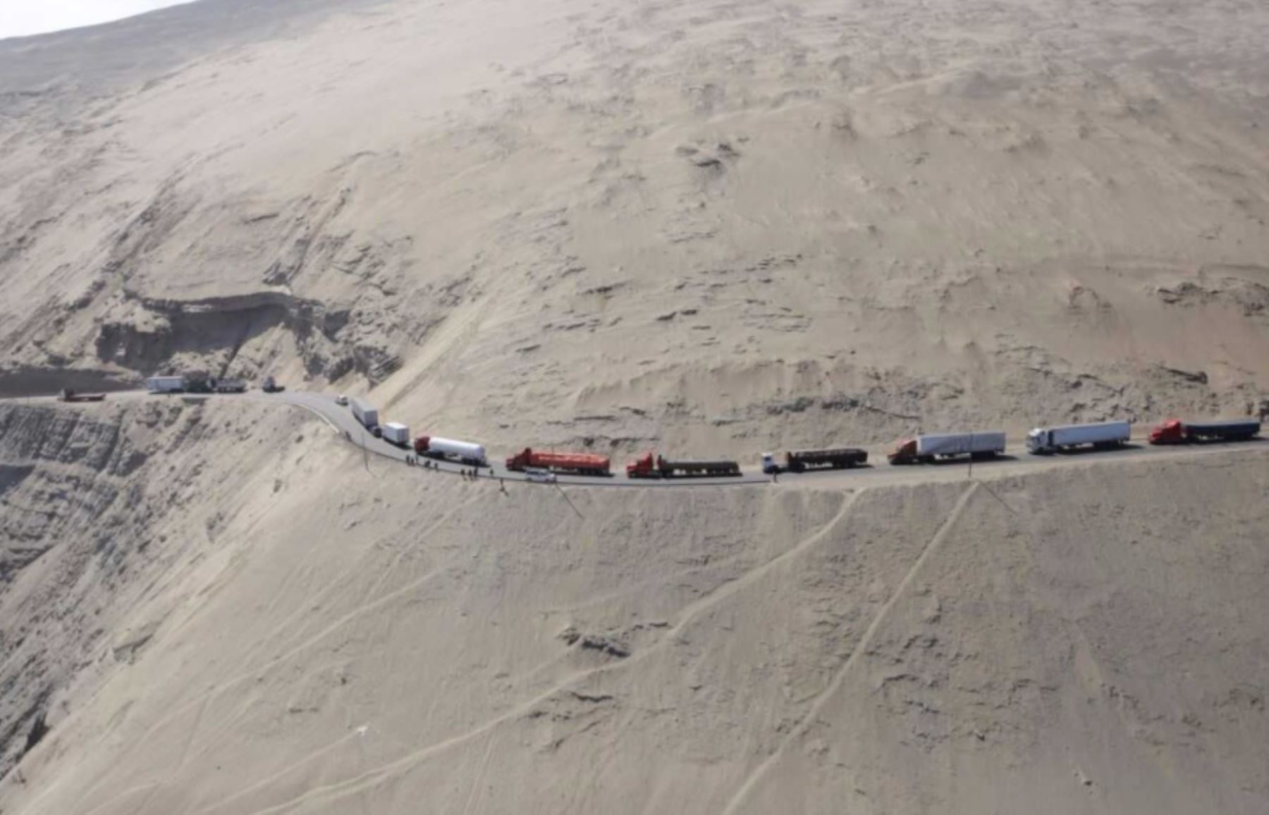 Centenares de vehículos terminaron varados en la autopista y forman largas filas a la espera de que las autoridades limpien la zona y se restablezca el tránsito.