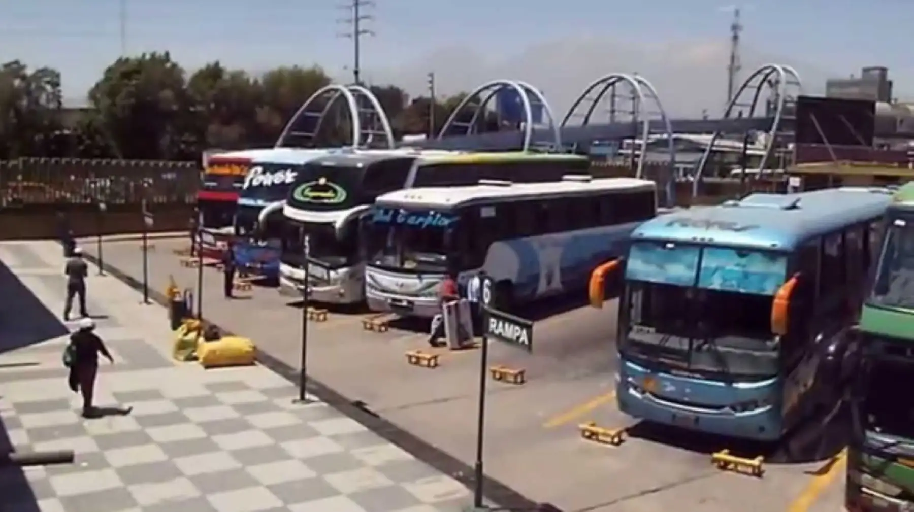 Más de 90 buses de servicio interprovincial que tenían como destino la ciudad de Lima retornaron a la ciudad de Arequipa al no poder continuar su recorrido debido al bloqueo de la carretera Panamericana Sur por los derrumbes de rocas y tierra tras el sismo de 6.3 grados registrado anoche.