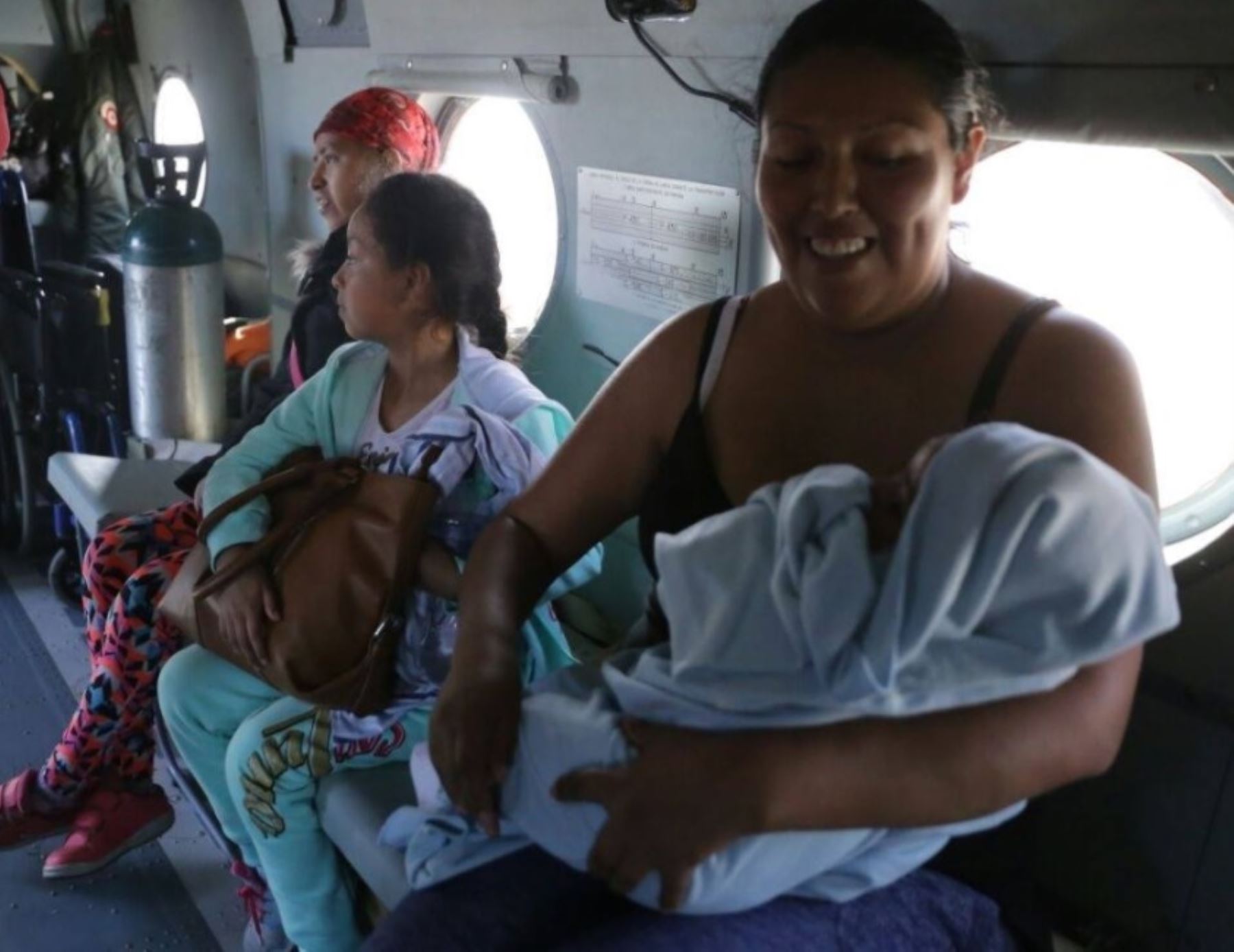 La gobernadora regional de Arequipa, Yamila Osorio, gestionó el traslado hacia Arequipa en helicópteros del Ejército a niños con discapacidad y padres que viajaban con menores de edad.