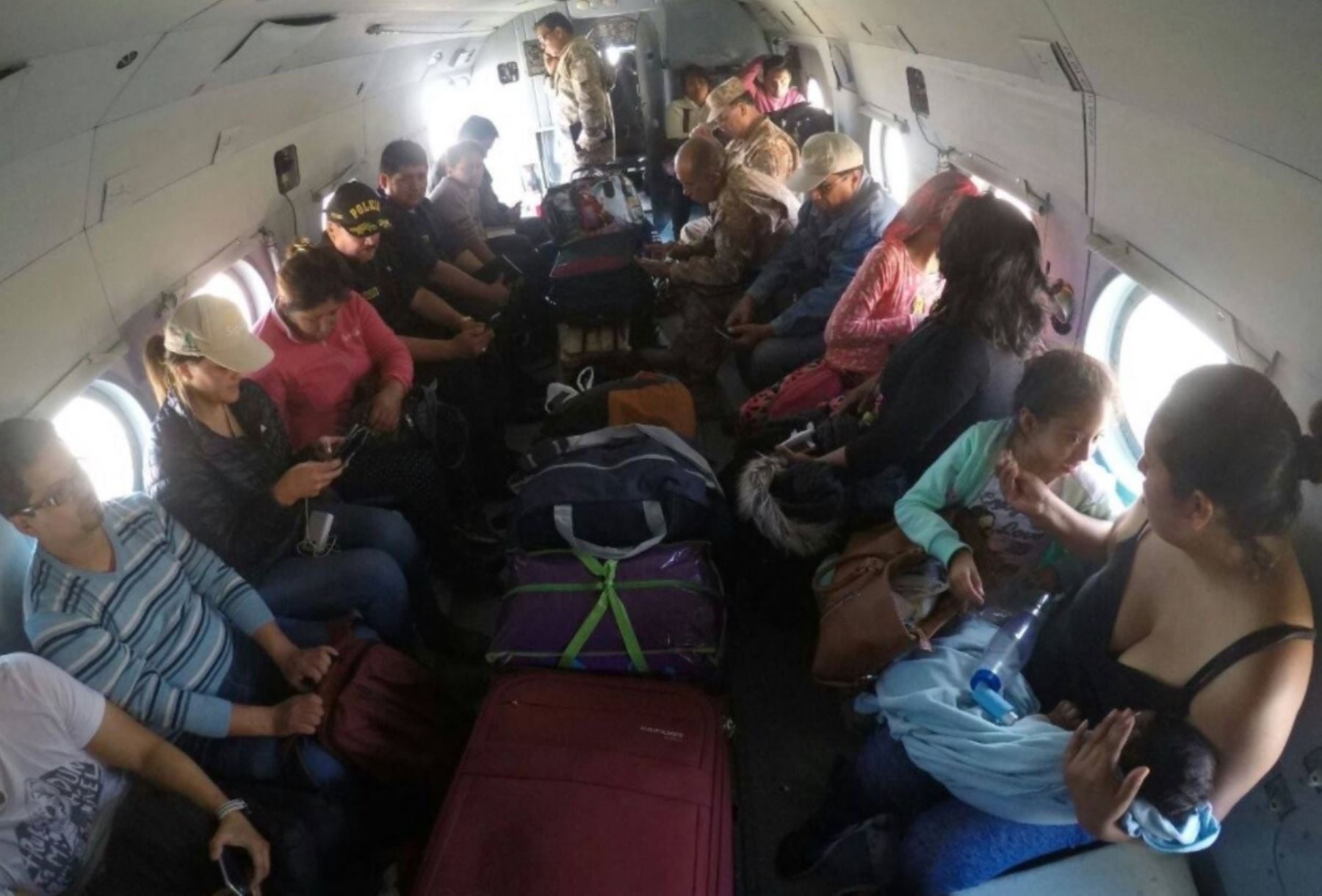 La gobernadora regional de Arequipa, Yamila Osorio, gestionó el traslado hacia Arequipa en helicópteros del Ejército a niños con discapacidad y padres que viajaban con menores de edad.