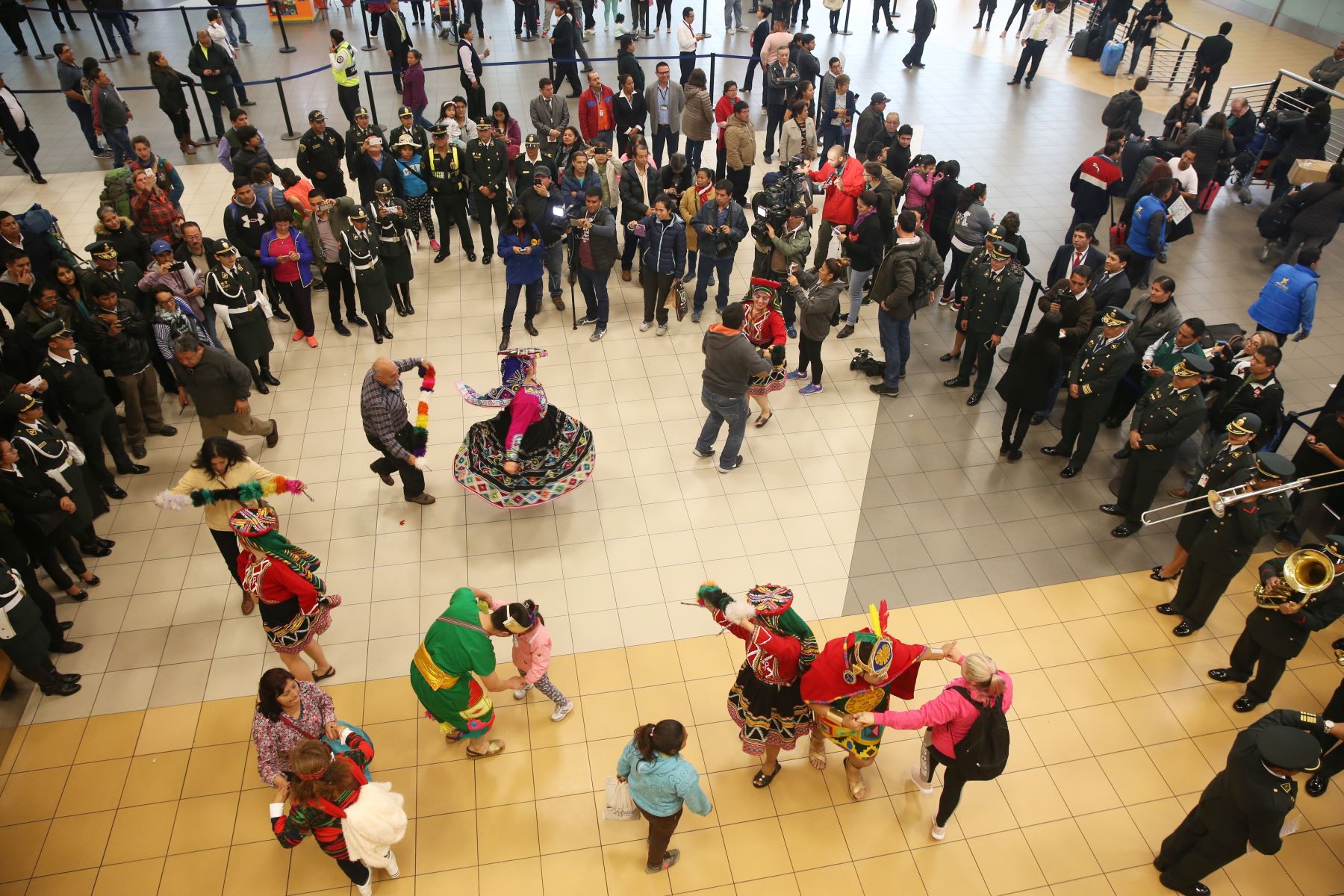 LIMA,PERÚ-JULIO 19.Policía Nacional recibe a turistas con danzas regionales en el aeropuerto Jorge Chávez.Foto:ANDINA/Oscar Farje Gomero.